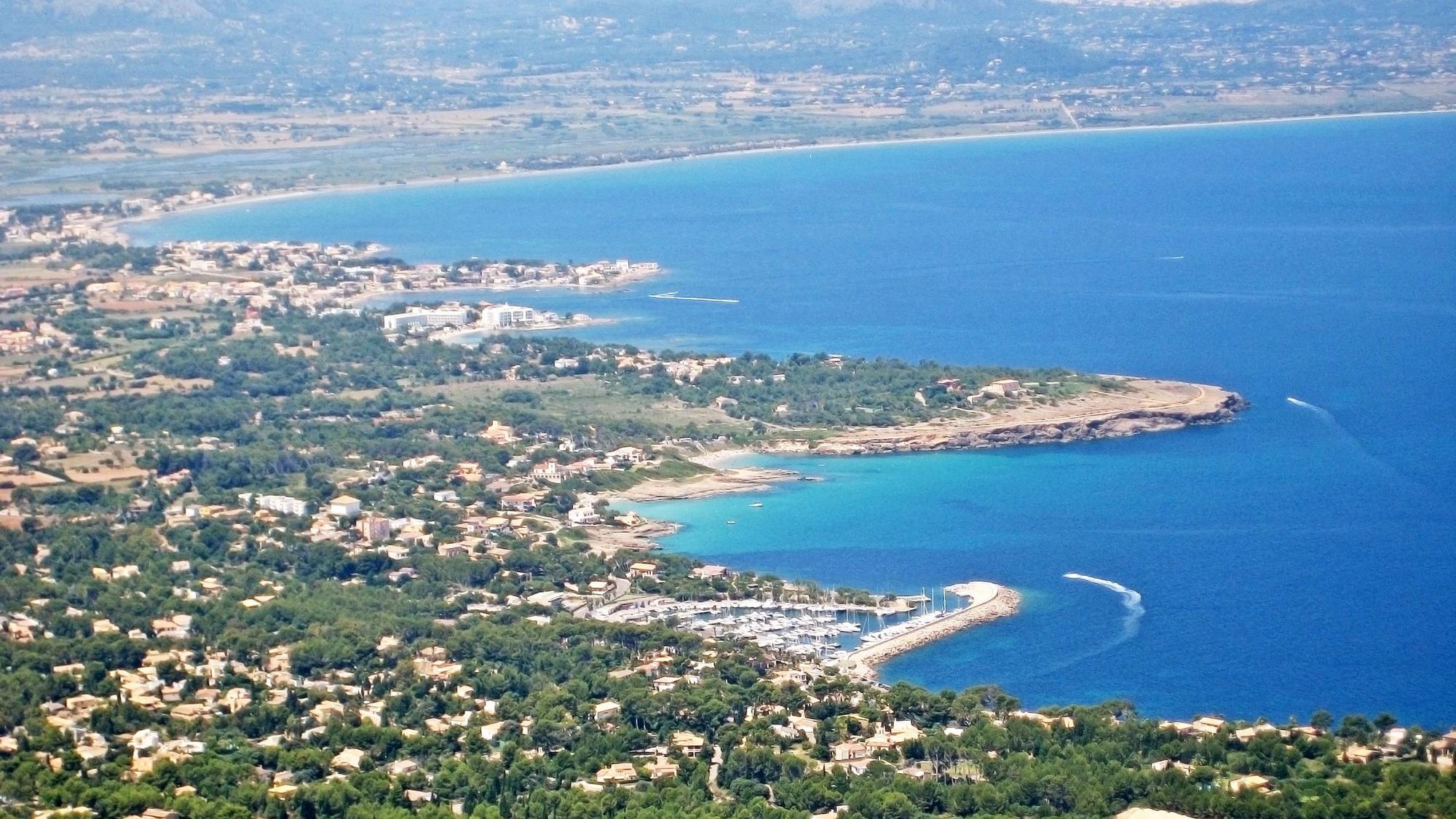 Coast near Alcudia, Majorca / Mal Pas-Bon Aire / Cielo de Bonaire with harbor - view from peninsula Victoria