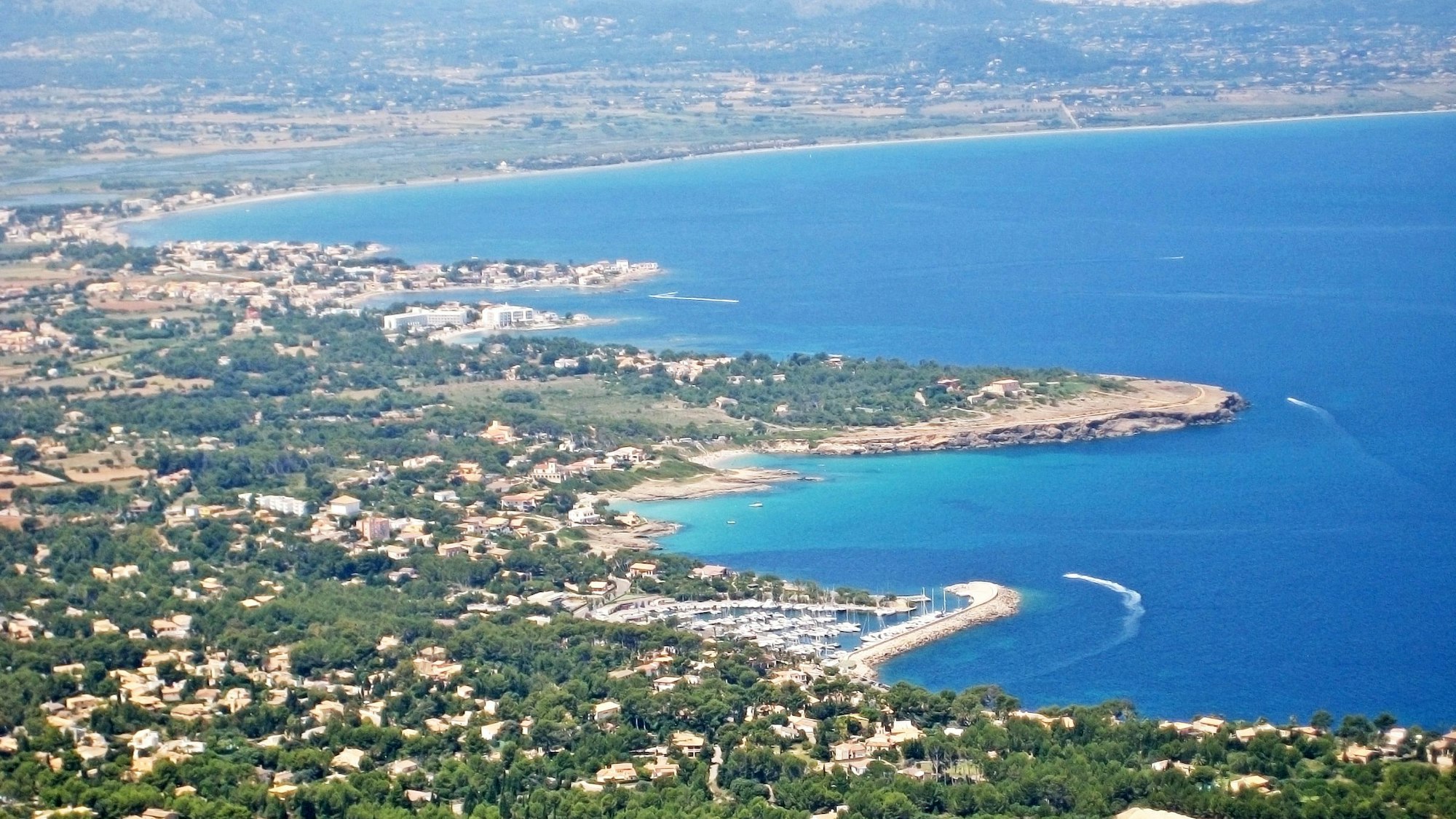 Coast near Alcudia, Majorca / Mal Pas-Bon Aire / Cielo de Bonaire with harbor - view from peninsula Victoria
