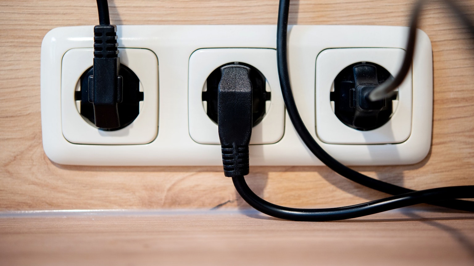 ARCHIV - 25.11.2022, Niedersachsen, Oldenburg: Die Netzstecker mehrerer Küchengeräte stecken in einer Steckdose an einer Küchenzeile. (zu dpa: «Immer mehr Stromsteuer-Appelle vorm Koalitionsausschuss») Foto: Hauke-Christian Dittrich/dpa +++ dpa-Bildfunk +++
