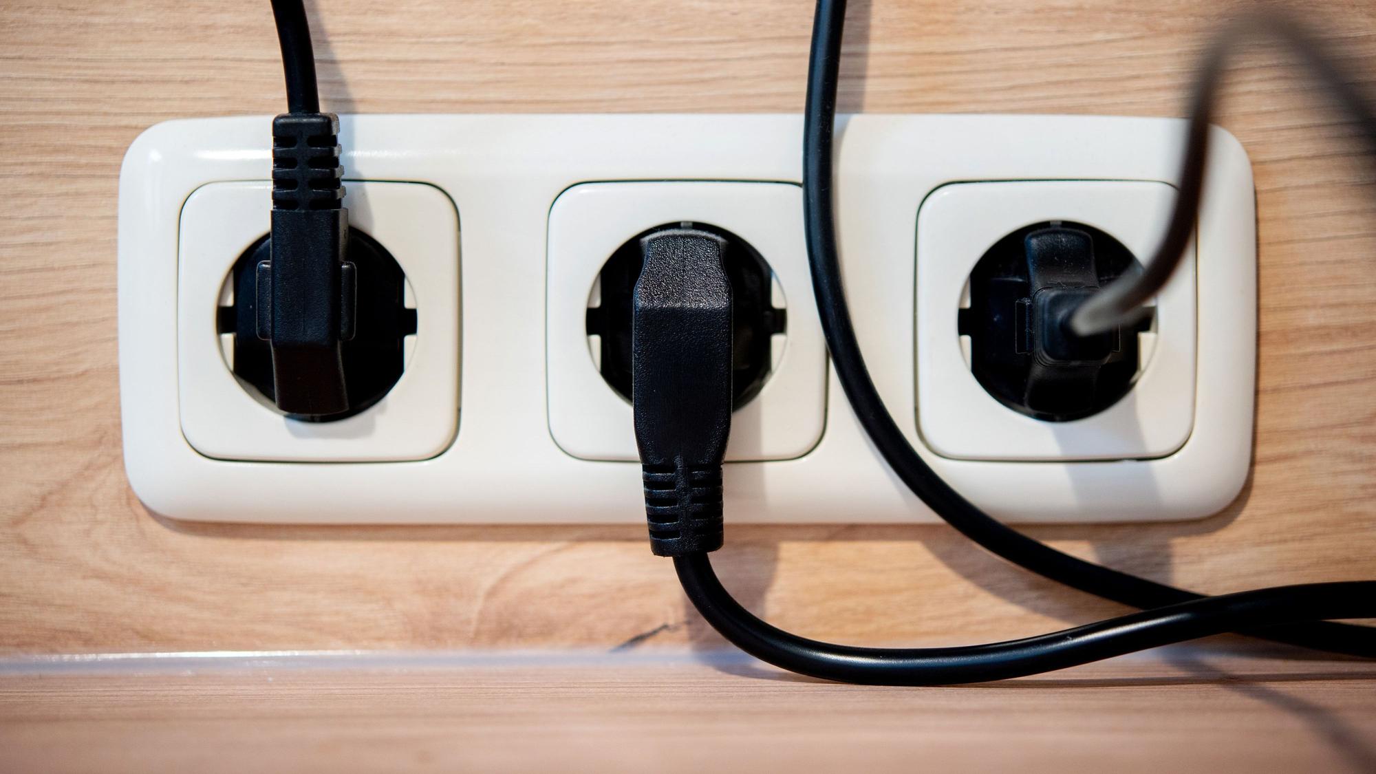ARCHIV - 25.11.2022, Niedersachsen, Oldenburg: Die Netzstecker mehrerer Küchengeräte stecken in einer Steckdose an einer Küchenzeile. (zu dpa: «Immer mehr Stromsteuer-Appelle vorm Koalitionsausschuss») Foto: Hauke-Christian Dittrich/dpa +++ dpa-Bildfunk +++