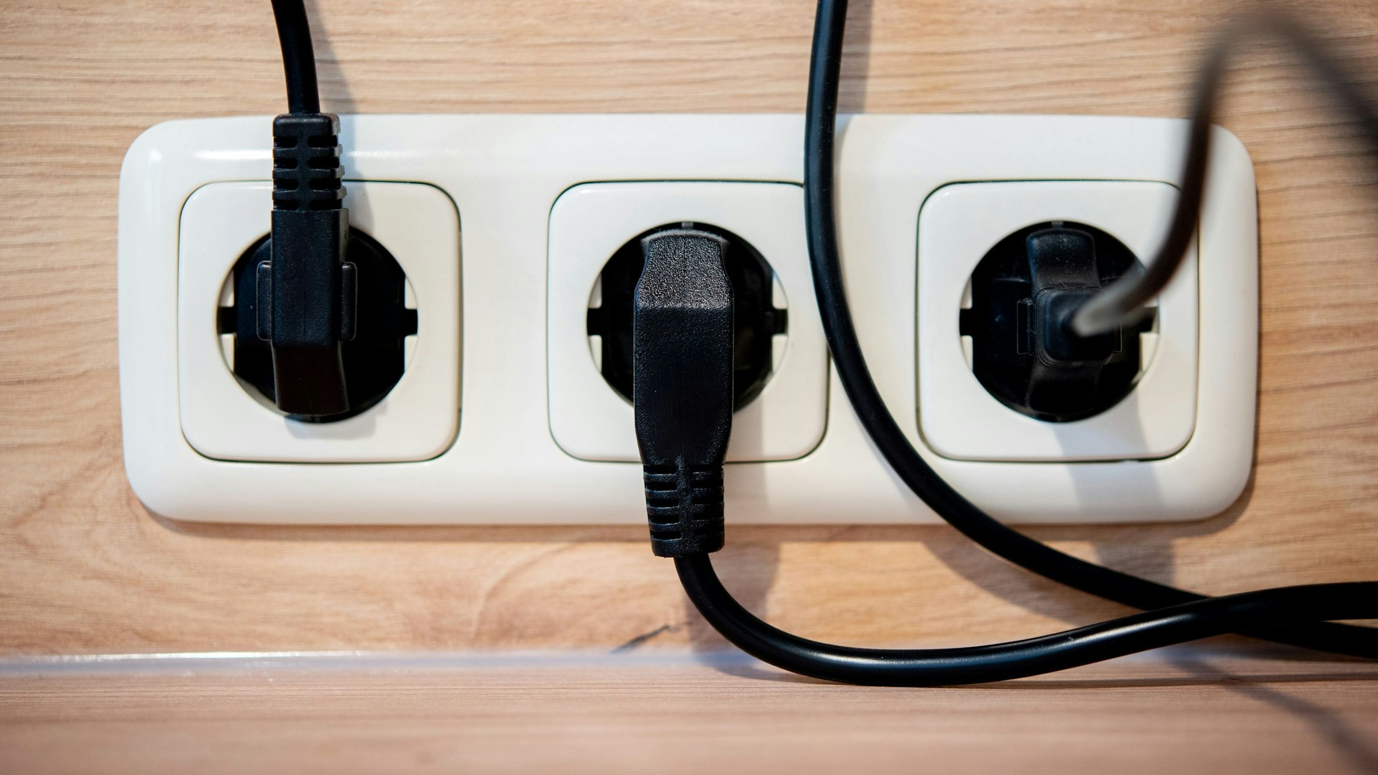 ARCHIV - 25.11.2022, Niedersachsen, Oldenburg: Die Netzstecker mehrerer Küchengeräte stecken in einer Steckdose an einer Küchenzeile. (zu dpa: «Immer mehr Stromsteuer-Appelle vorm Koalitionsausschuss») Foto: Hauke-Christian Dittrich/dpa +++ dpa-Bildfunk +++