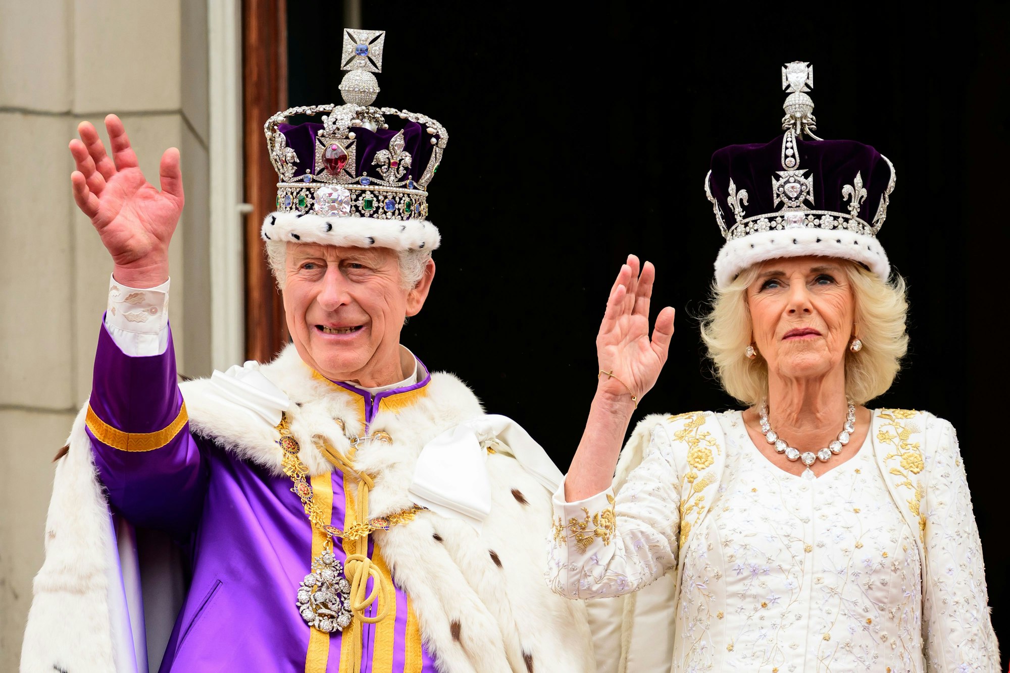 London: König Charles III. und Königin Camilla winken auf dem Balkon des Buckingham-Palasts