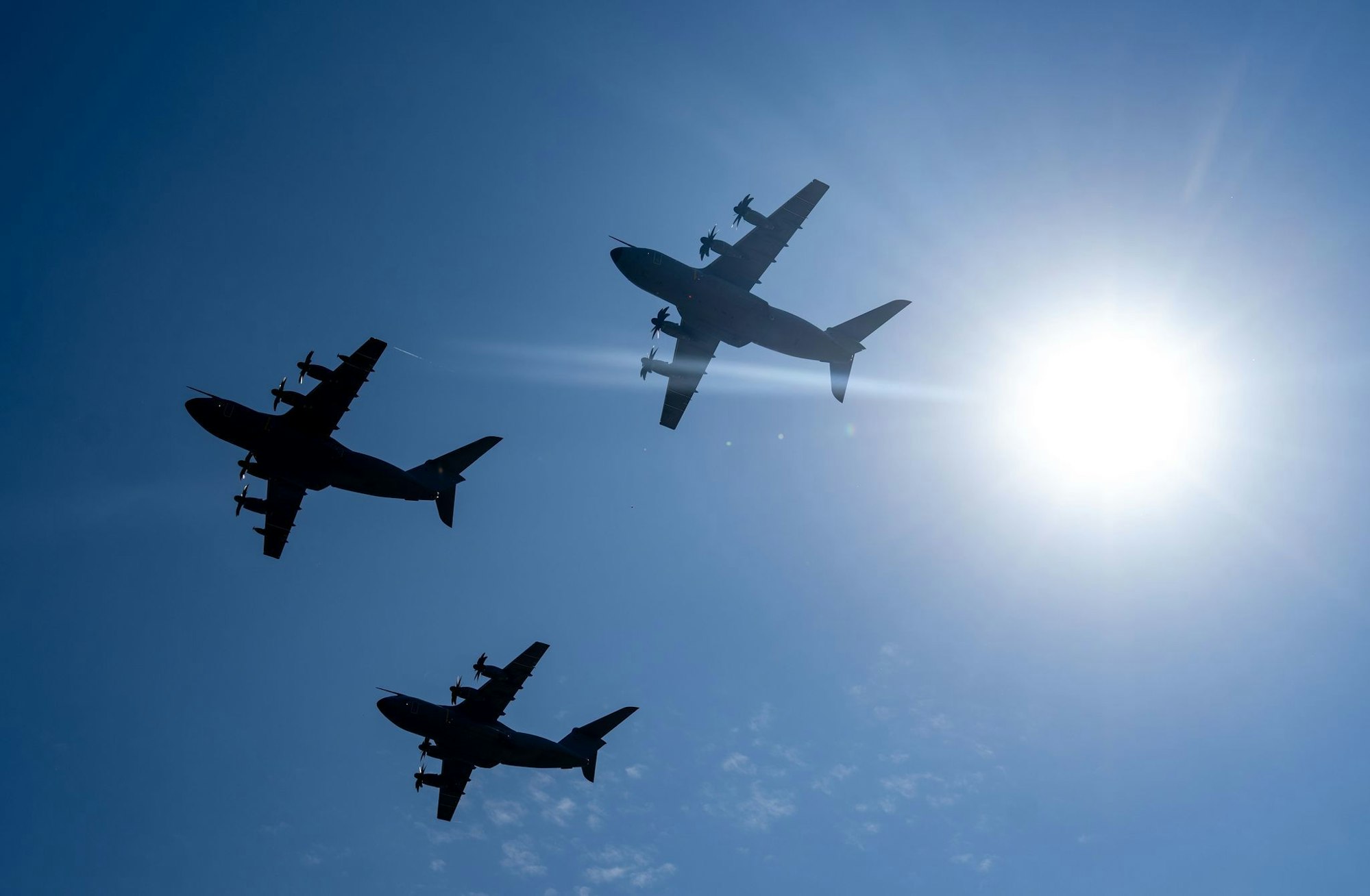 Bei einer Flugvorführung sind drei Airbus-Transportflugzeuge vom Typ A400M am Himmel zu sehen.