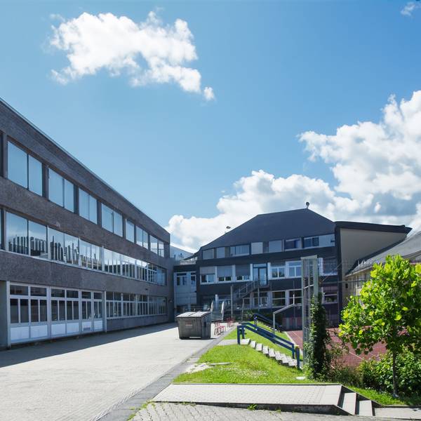 Das Foto zeigt das Wipperfürther EvB-Gymnasium mit dem naturwissenschaftlichen Trakt im Vordergrund.