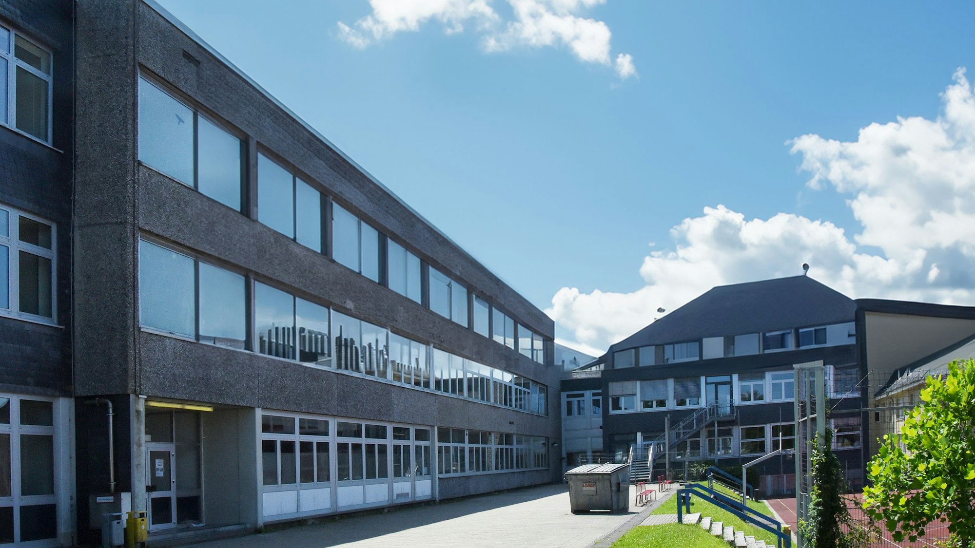 Das Foto zeigt das Wipperfürther EvB-Gymnasium mit dem naturwissenschaftlichen Trakt im Vordergrund.