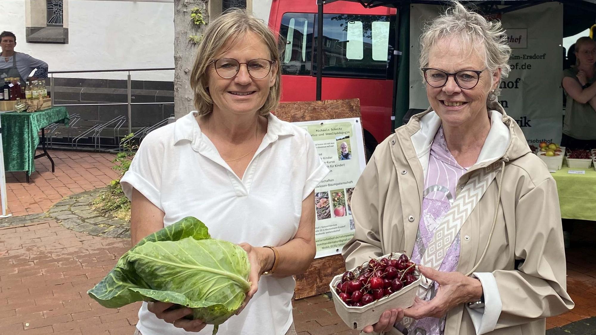 Gudrun Jülich und Barbara Brenner-Zehe (r.) vom Team des Feierabendmarktes kaufen dort selber gerne ein.