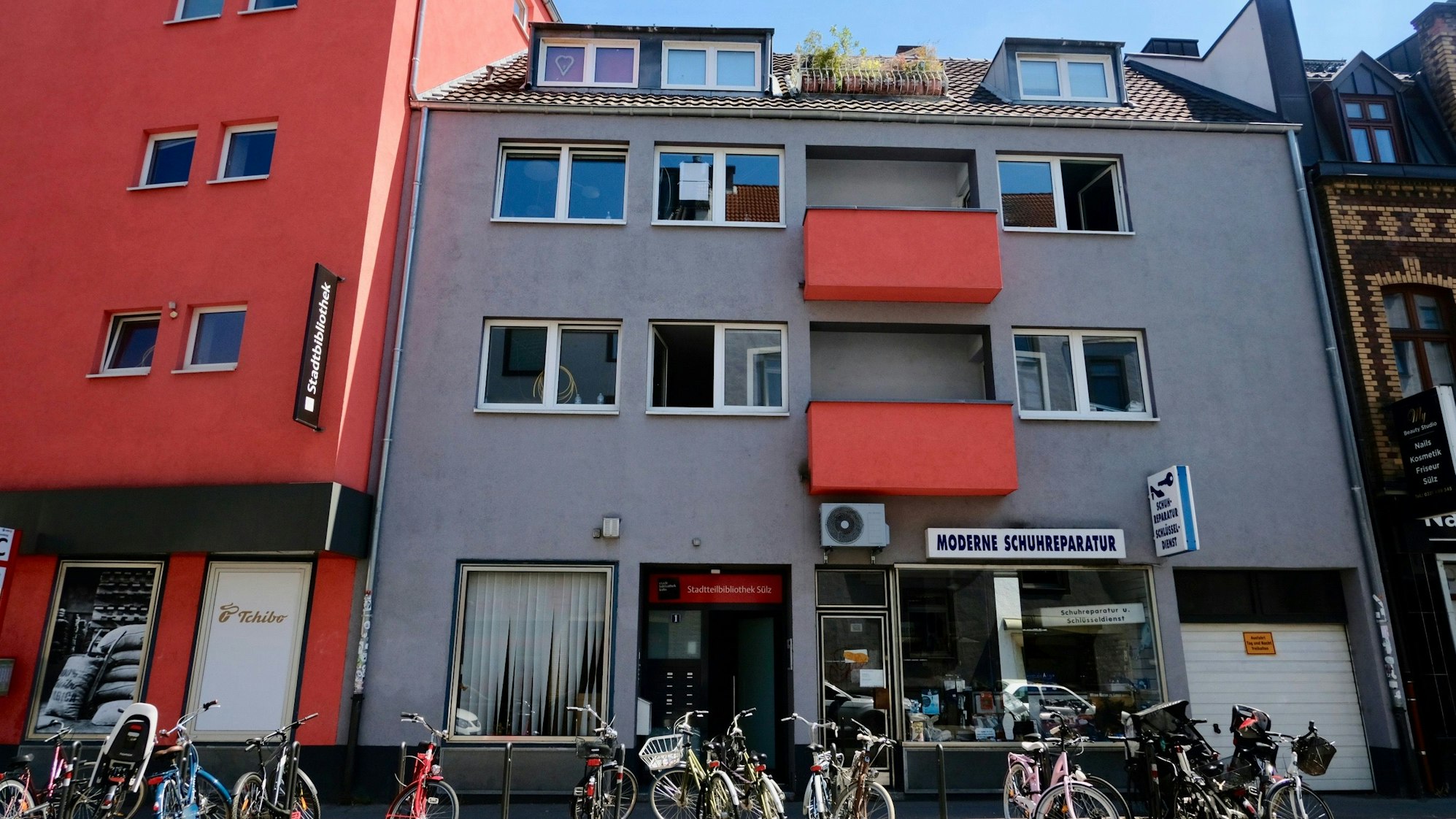 Blick auf die Fassade der Stadtteilbibliothek an der Wichterichstraße in Sülz.