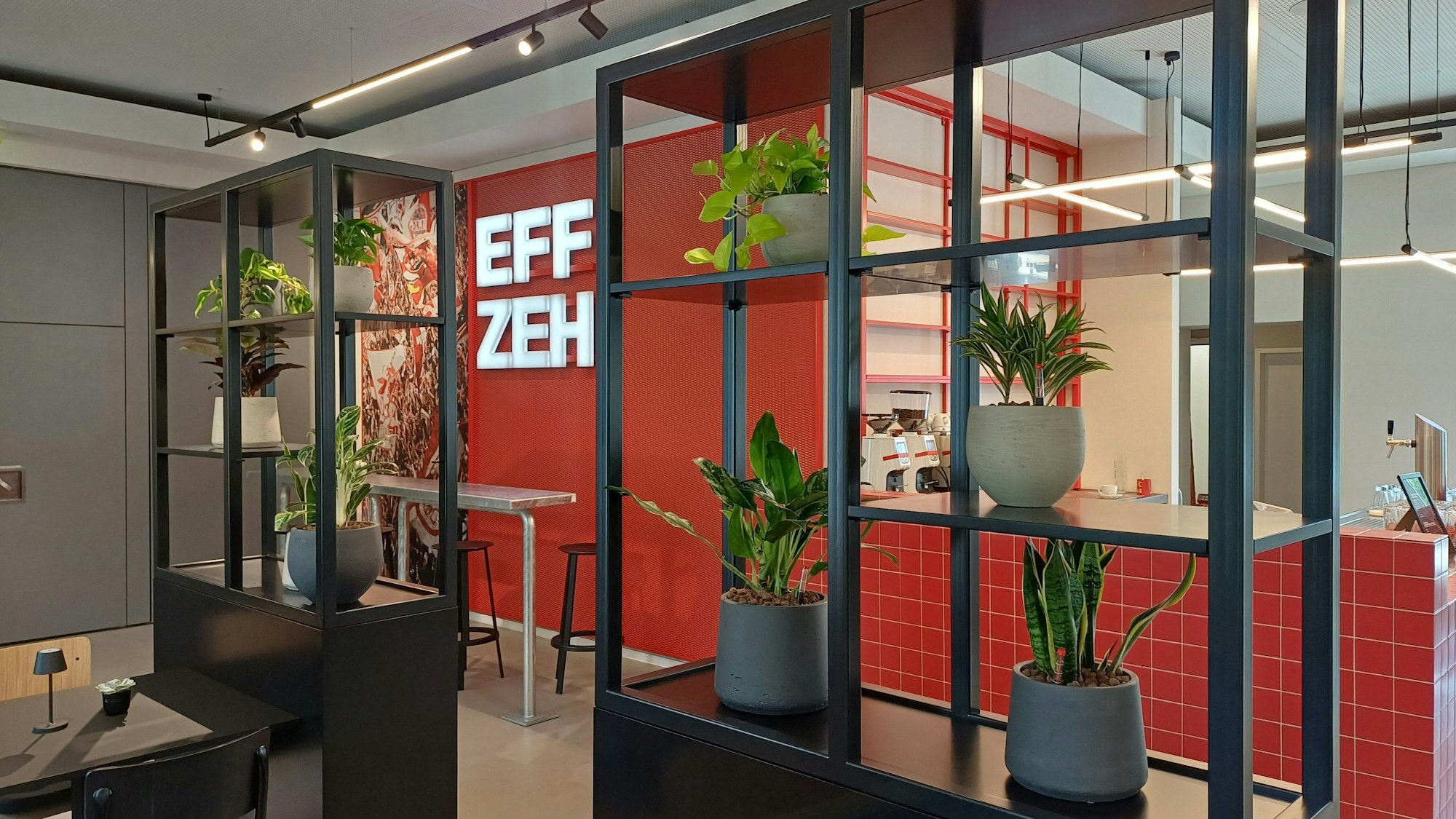 Rut und wiess: Zu den gedeckten Tönen gesellen sich überall im Clubhaus-Restaurant FC-Akzente.