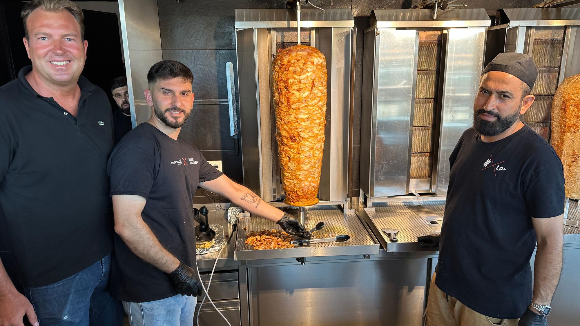 Pascal Frangenberg (links) ist Manager vom Mangal Döner am Huma. Er ist zufrieden mit der Nachfrage.