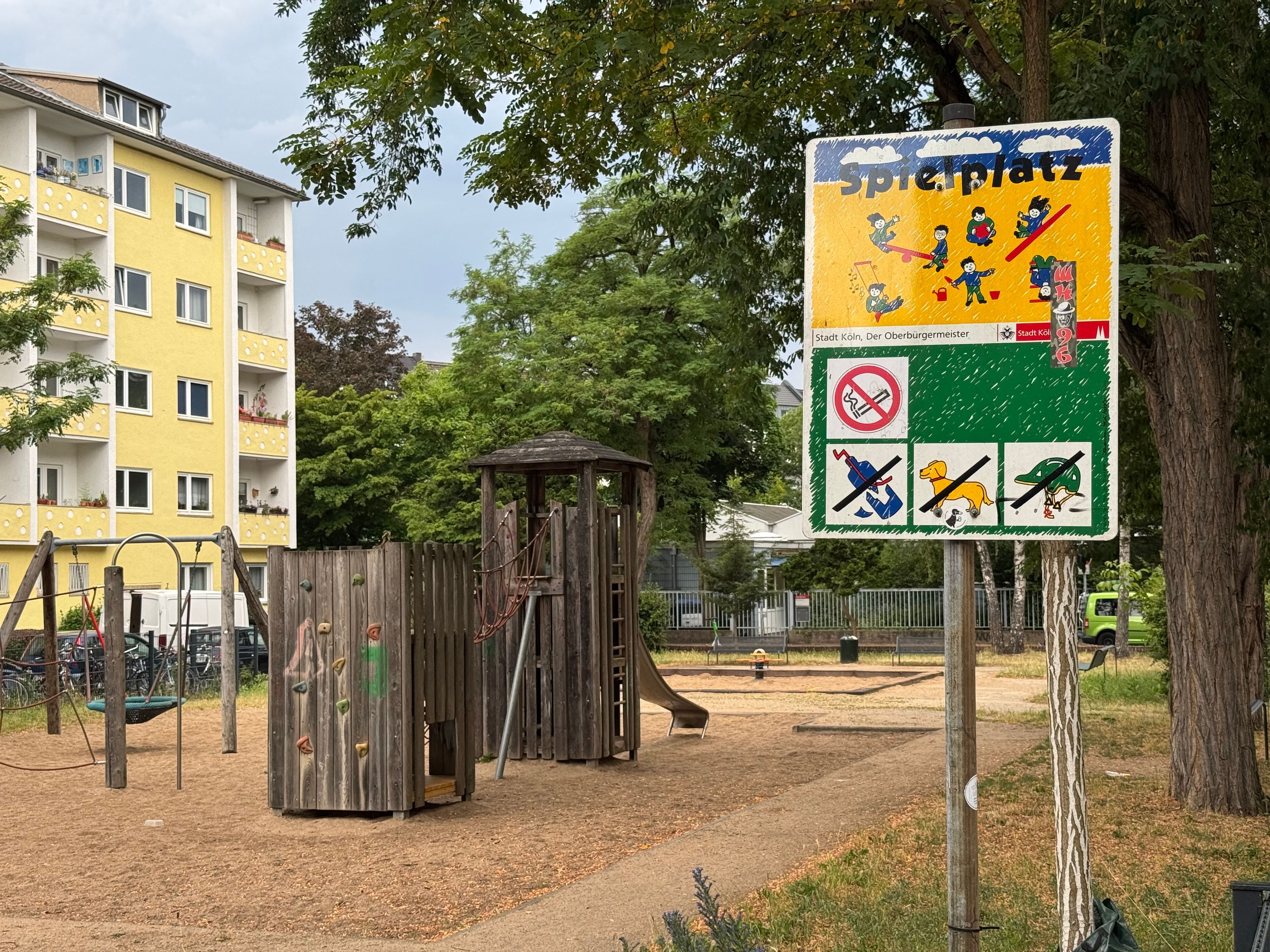 Ein Schild mit der Aufschrift „Spielplatz“ ist auf dem Kinderspielplatz Münstereifeler Platz zu sehen.