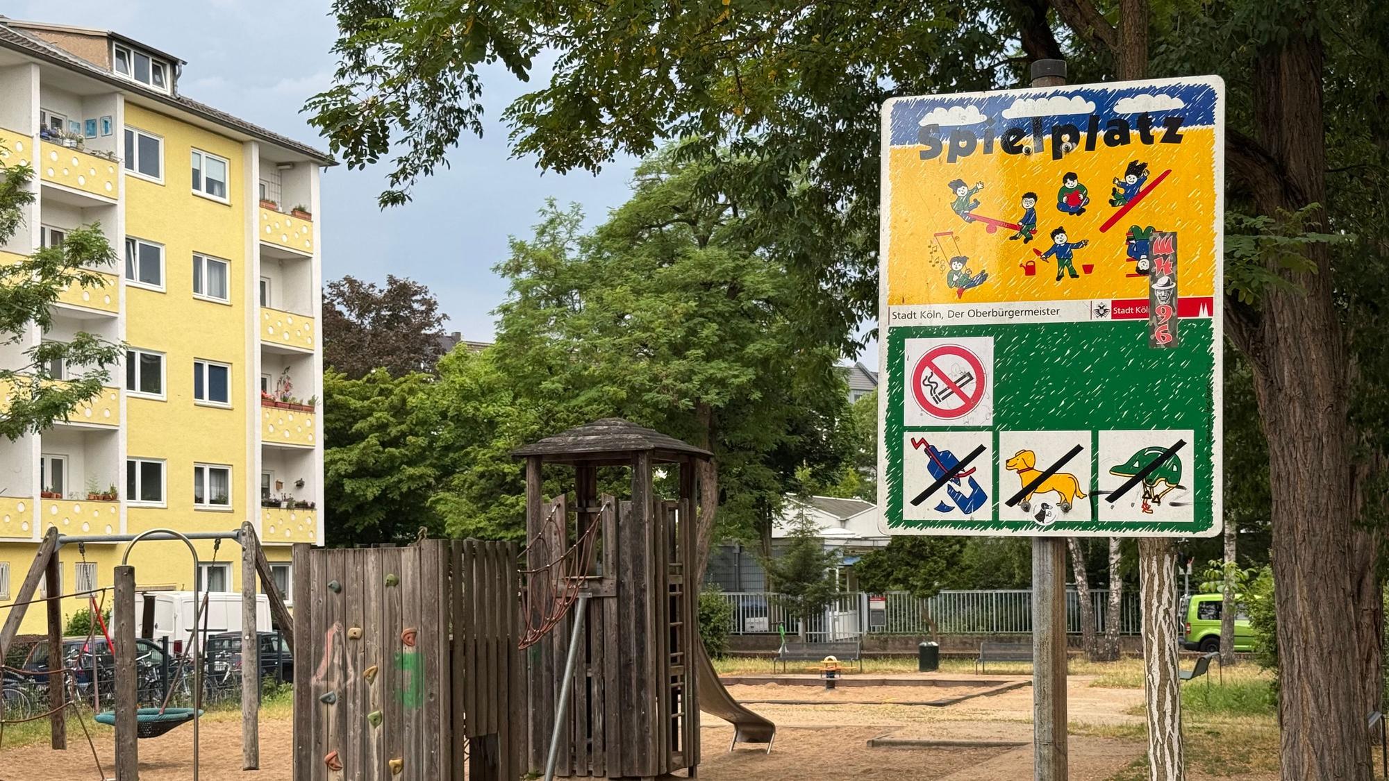 Ein Schild mit der Aufschrift „Spielplatz“ ist auf dem Kinderspielplatz Münstereifeler Platz zu sehen.