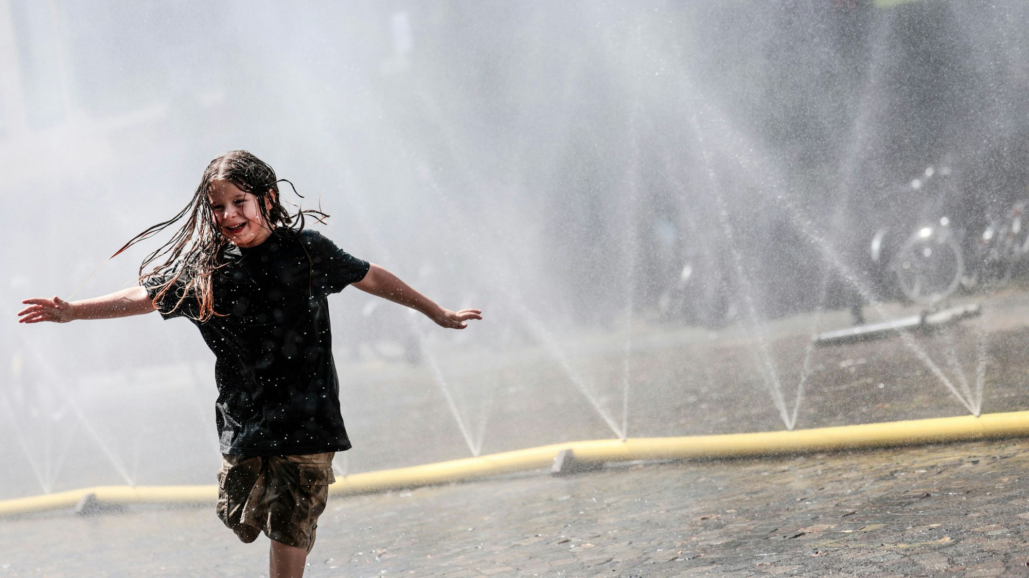 Erfrischung auf dem Severinskirchplatz mit dem neuen Wasserprojekt.