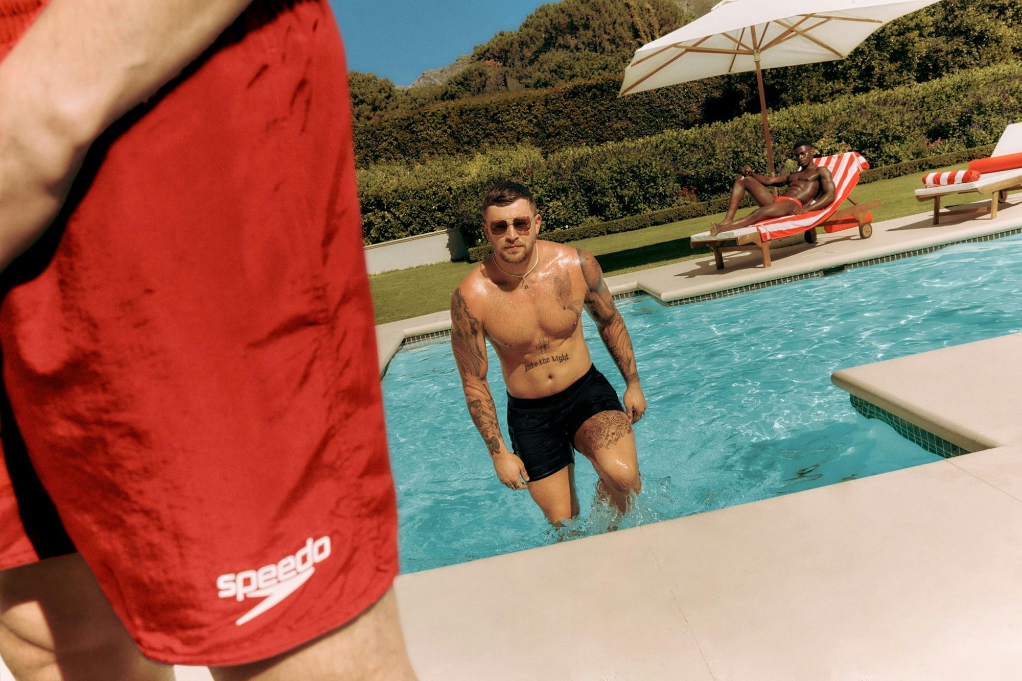 Körpernah und sportlich ist auch die Badeshorts mit kurzem Bein aus der aktuellen Kollektion von Speedo.