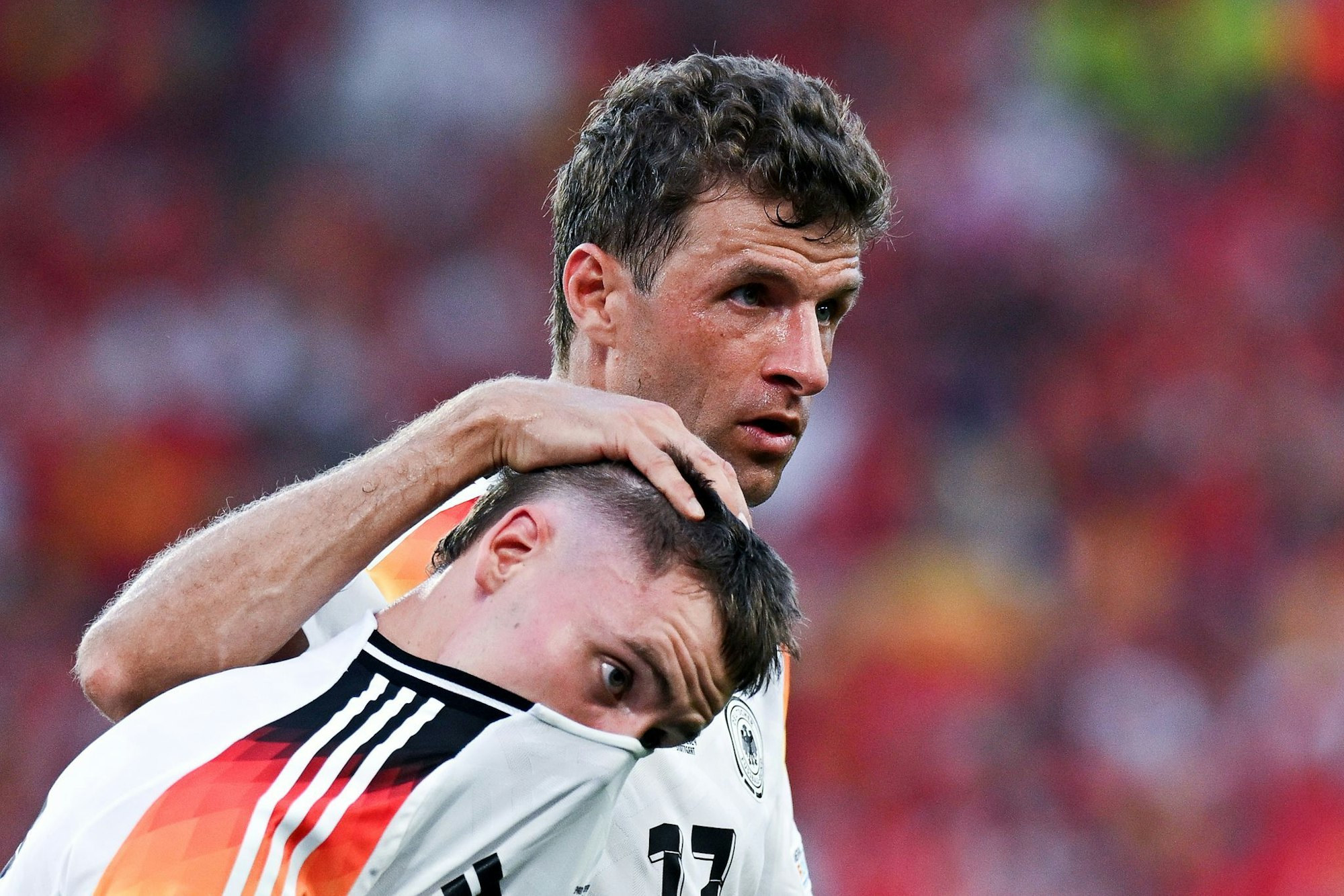 Thomas Müller (rechts) traut seinem früheren DFB-Kollegen Florian Wirtz Erfolge in Liverpool zu.