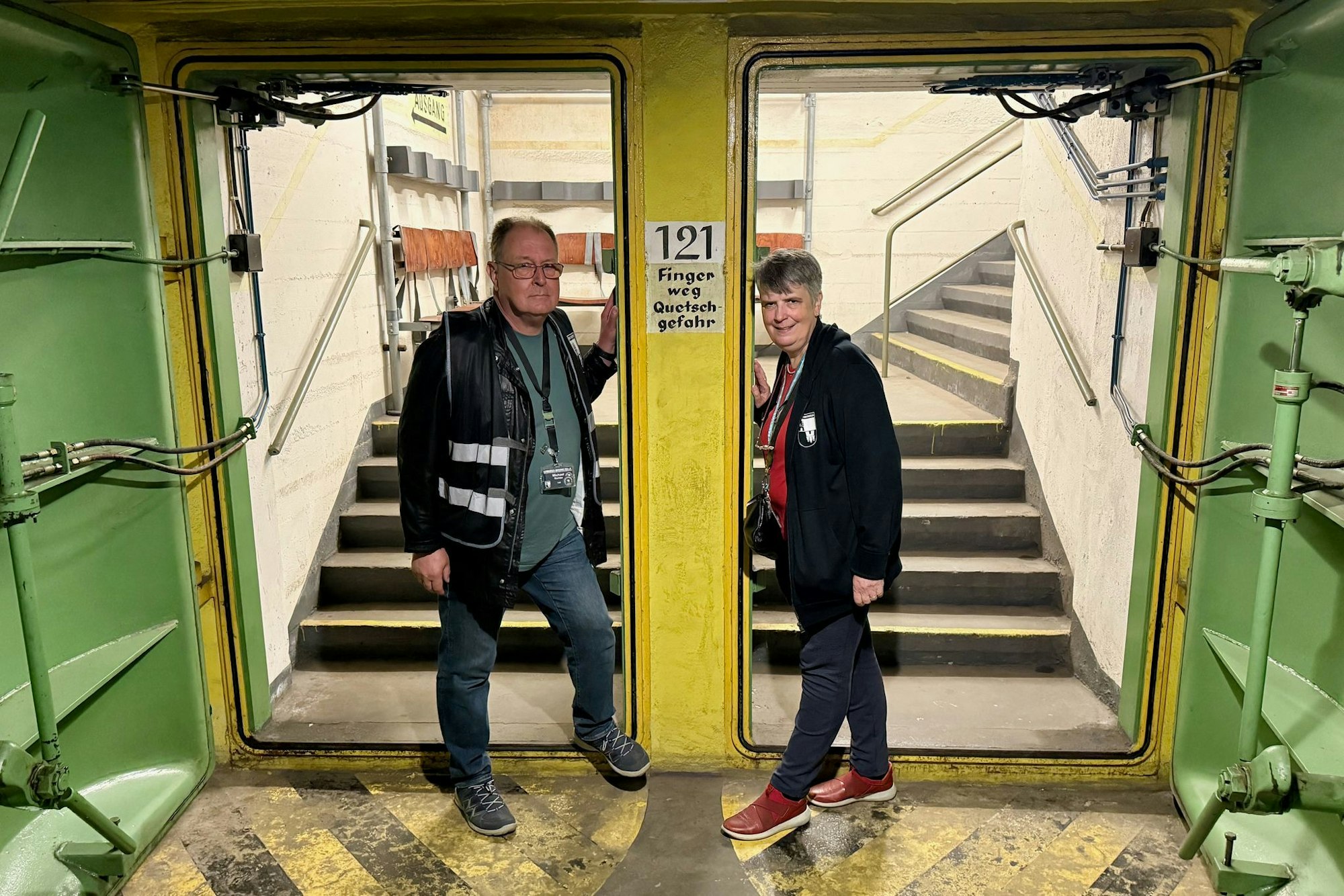 Michael und Sonja Richter zeigen Besuchern den «Tiefbunker Steintorwall»: «Mit Flipflops und High Heels kommt man nicht runter.»