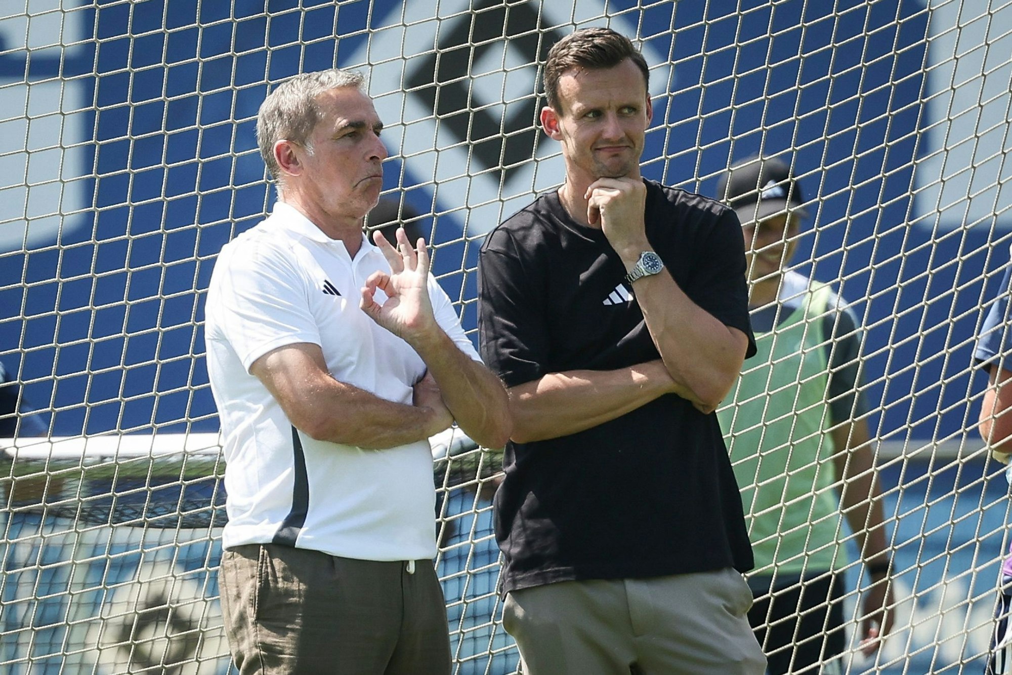 HSV-Macher im Hintergrund: Sportvorstand Stefan Kuntz (l) und Sportdirektor Claus Costa.