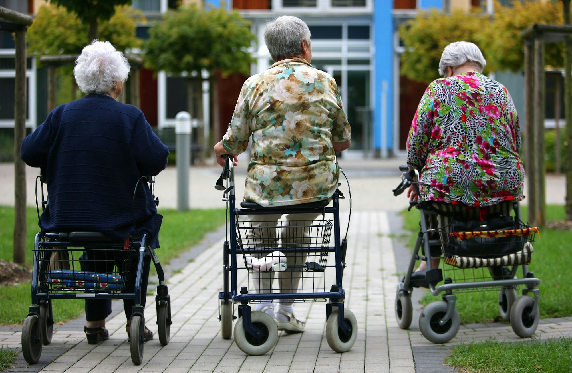 Wie selbstständig kann sich die Person fortbewegen? Das ist eine der Fragen, die bei der Pflegebegutachtung eine Rolle spielt.