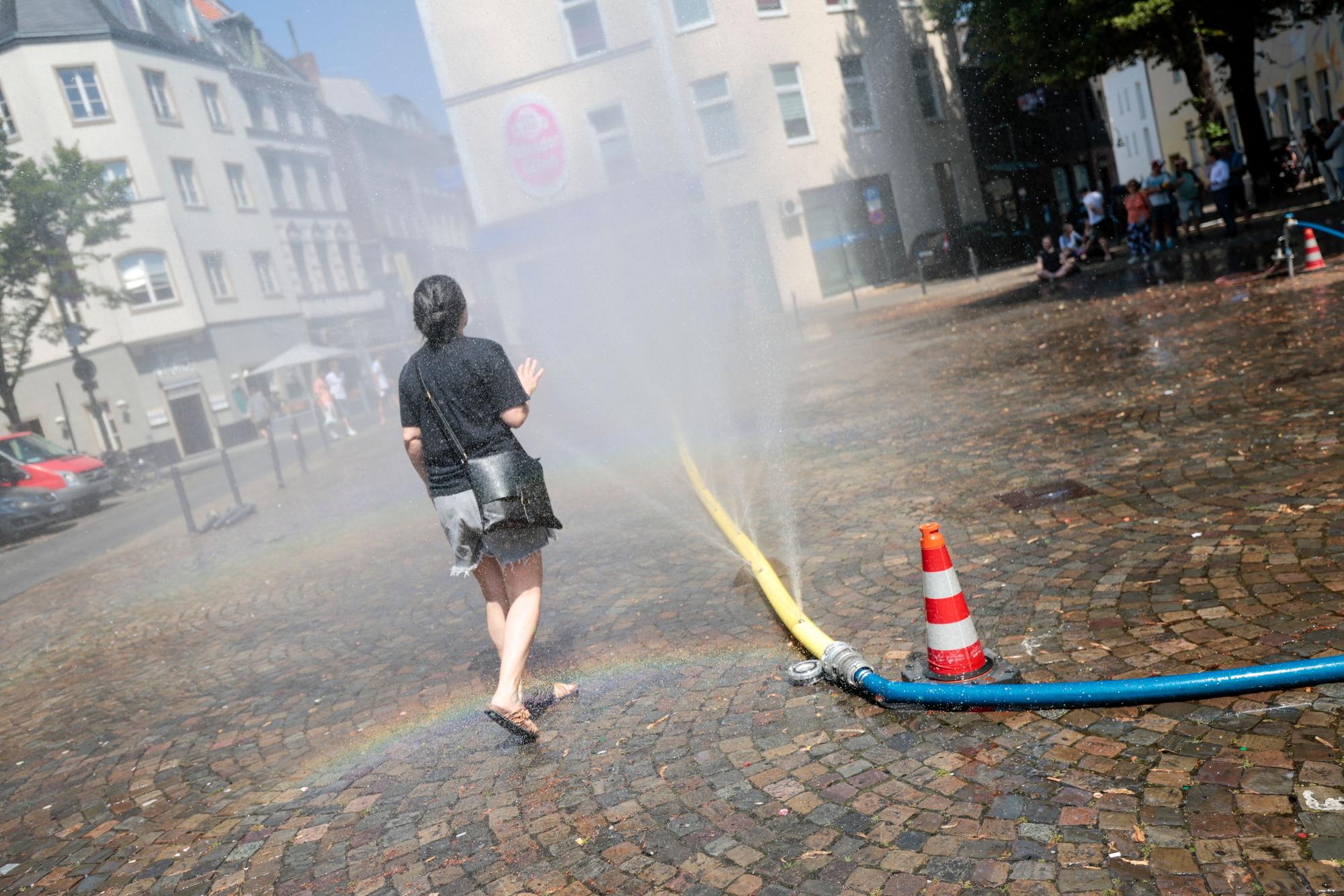 Unter dem Motto „Cooling Cologne“ bietet die Stadt Köln in der Südstadt die Möglichkeit für eine Abkühlung mit Schläuchen an, die feinen Wassernebel versprühen.