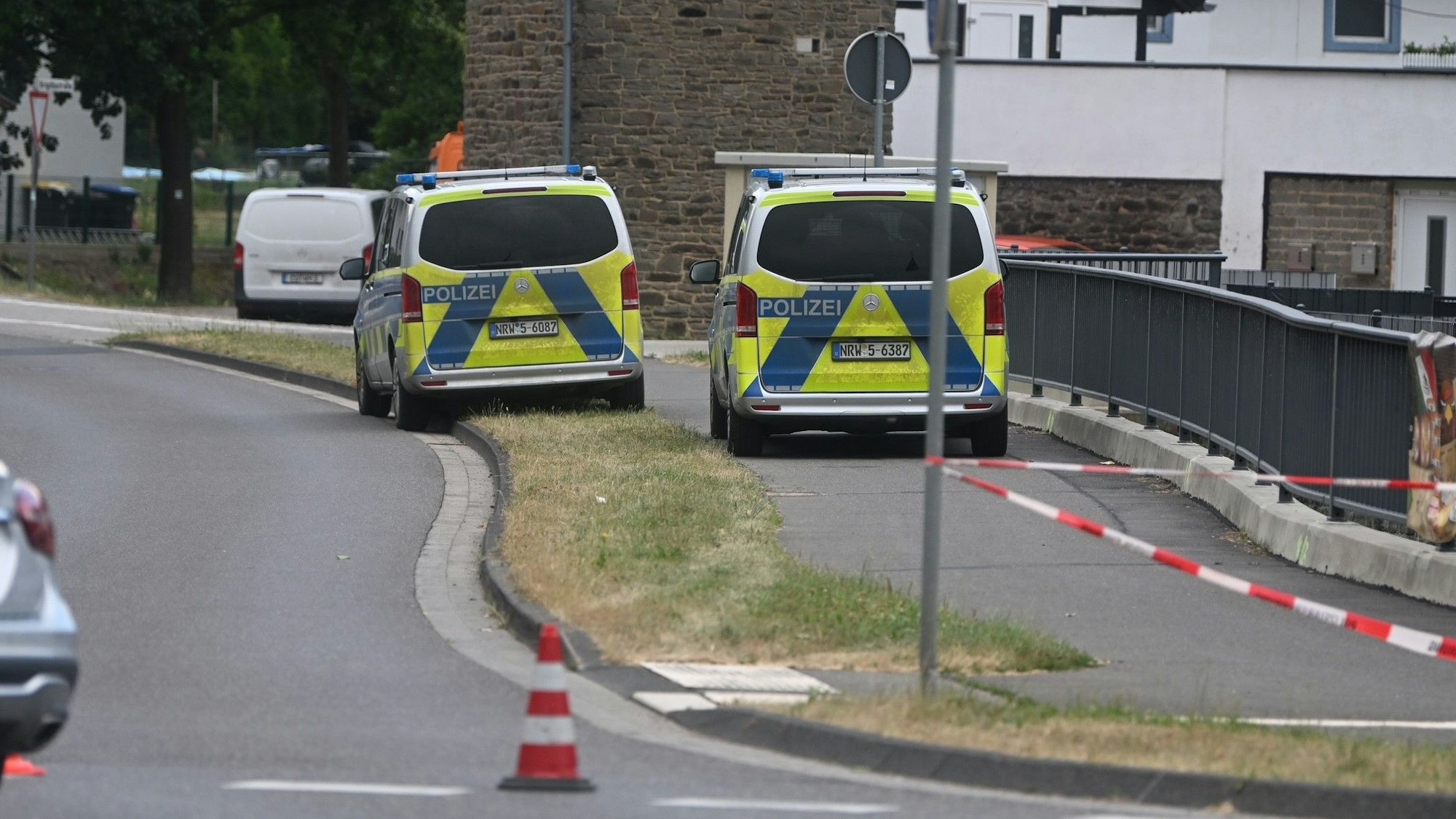 Aufgrund eines Polizeieinsatzes sind in Bad Münstereifel-Eicherscheid Straßen gesperrt.