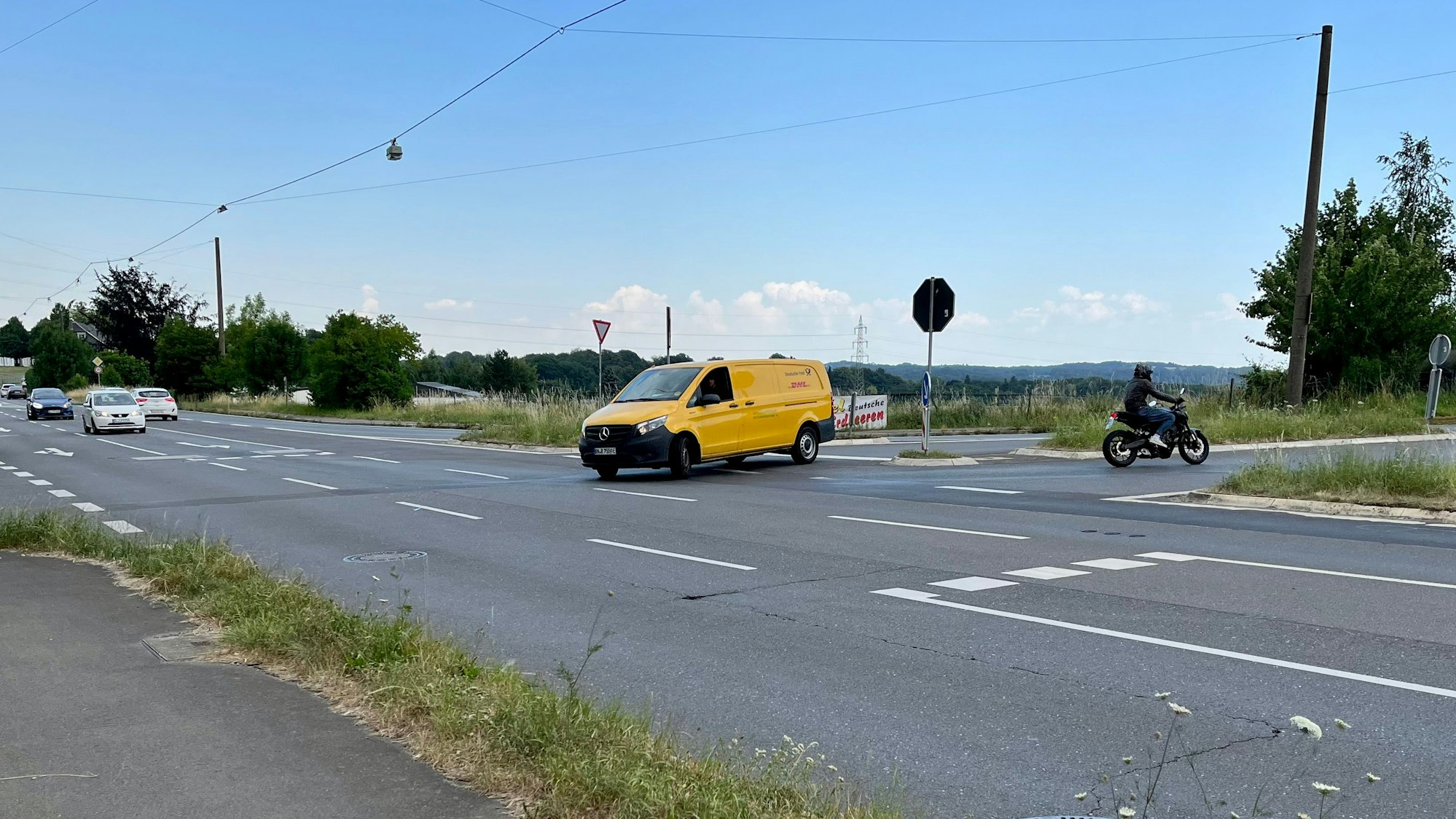 Die Einmündung der Landesstraße 310 in die Bundesstraße 51