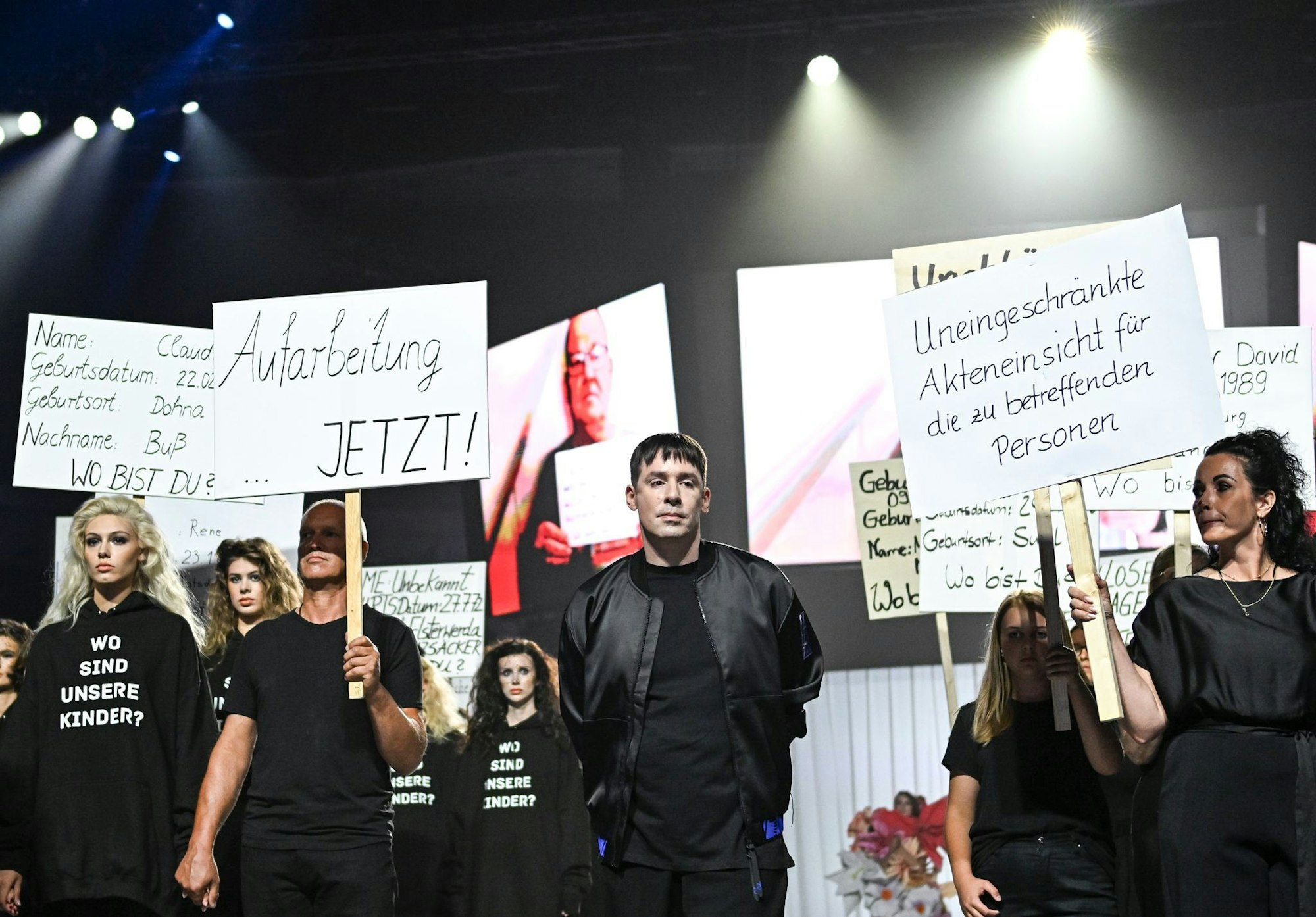 Die Show zu Kilian Kerners neuer Kollektion sieht teils aus wie eine Demonstration.