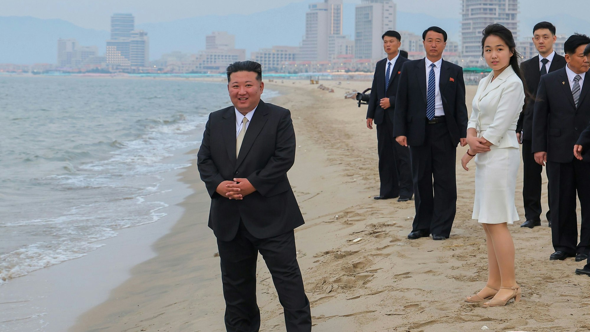 Die von der staatlichen nordkoreanischen Nachrichtenagentur KCNA zur Verfügung gestellte Aufnahme zeigt den nordkoreanischen Machthaber Kim Jong Un zusammen mit seiner Tochter Kim Ju Ae am Strand von Wonsan bei der Eröffnung des Touristengebiets Wonsan-Kalma.