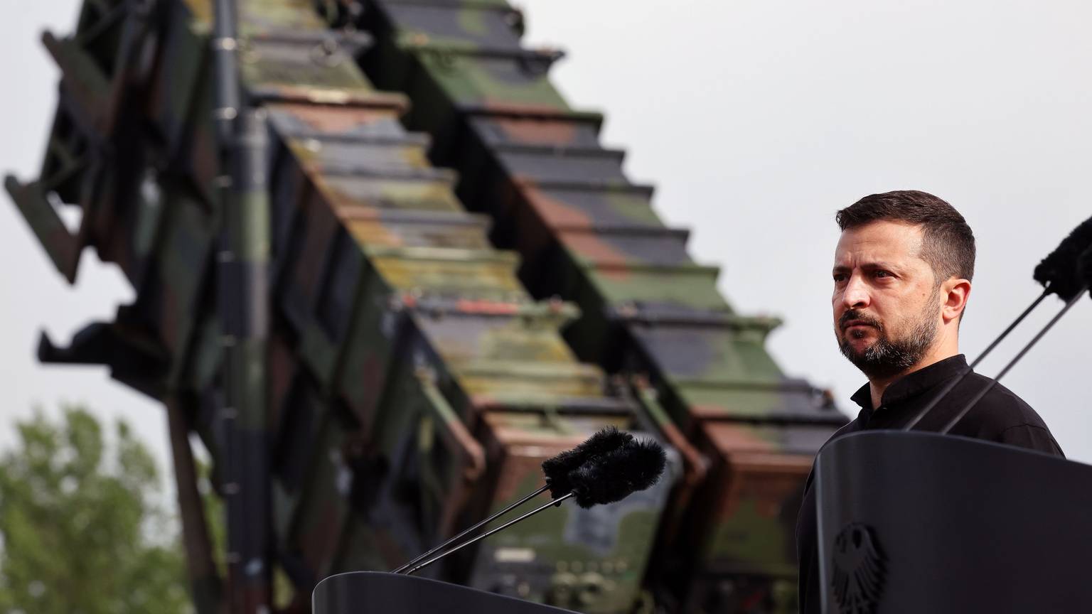 Der ukrainische Präsident Wolodymyr Selenskyj vor einem Patriot-Luftwabwehrsystem - hier bei einem Besuch eines Bundeswehr-Standorts Mitte 2024.