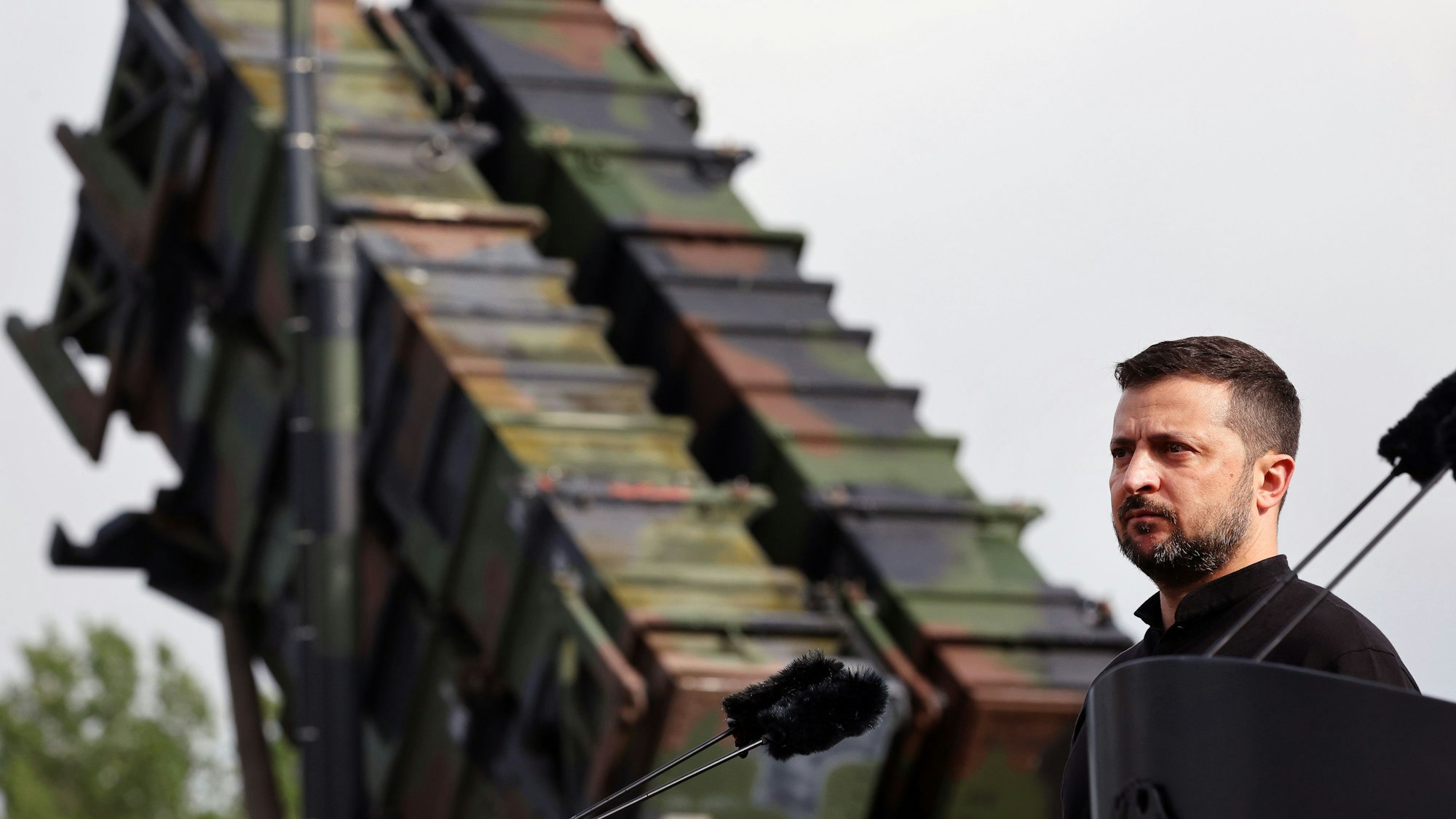 Wolodymyr Selenskyj, Präsident der Ukraine, steht bei seinem Besuch auf einem Truppenübungsplatz vor einem Flugabwehrraketensystem vom Typ Patriot. (Archivbild)