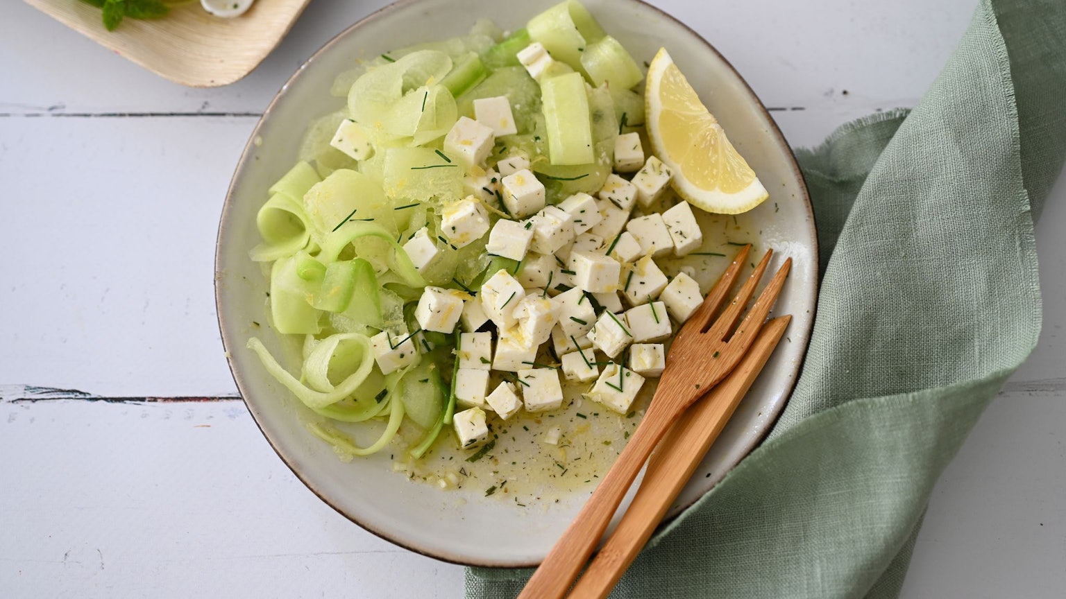 Mit dem Sparschäler gelingen hauchdünne Scheiben von der Honigmelone und Gurke. Sie geben dem Salat eine spezielle Textur.