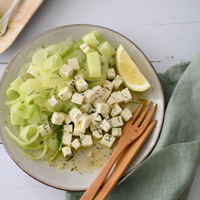 Mit dem Sparschäler gelingen hauchdünne Scheiben von der Honigmelone und Gurke. Sie geben dem Salat eine spezielle Textur.