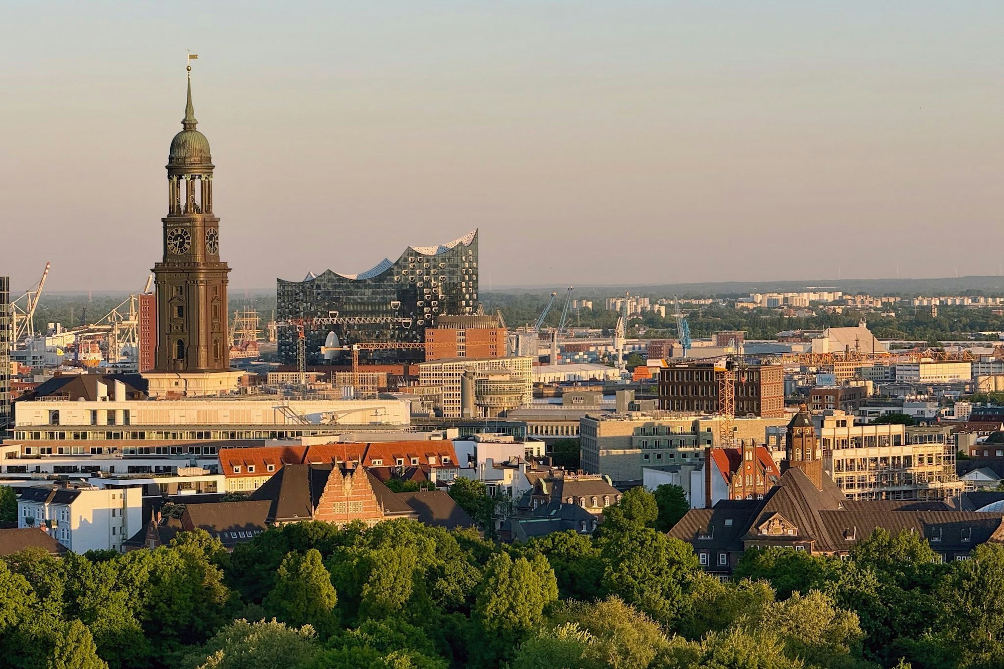 Blick vom neuen Wahrzeichen aus zu den anderen Wahrzeichen Hamburgs: Michel und Elbphilharmonie vom Flakbunker aus gesehen.