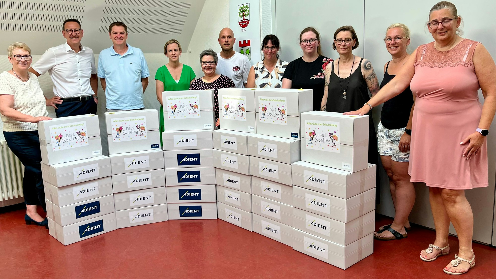 Edelgard Reininghaus, Bürgermeister Dirk Runge, Kai Krüger und Annika Wiertz von Adient mit Sandra Mundt, Julian Mihm, Sandra Herling-Glasow, Karen Baumgartner-Martin, Nicole Mönch, Elke Lojen und Frauke Alexander im Ratssaal