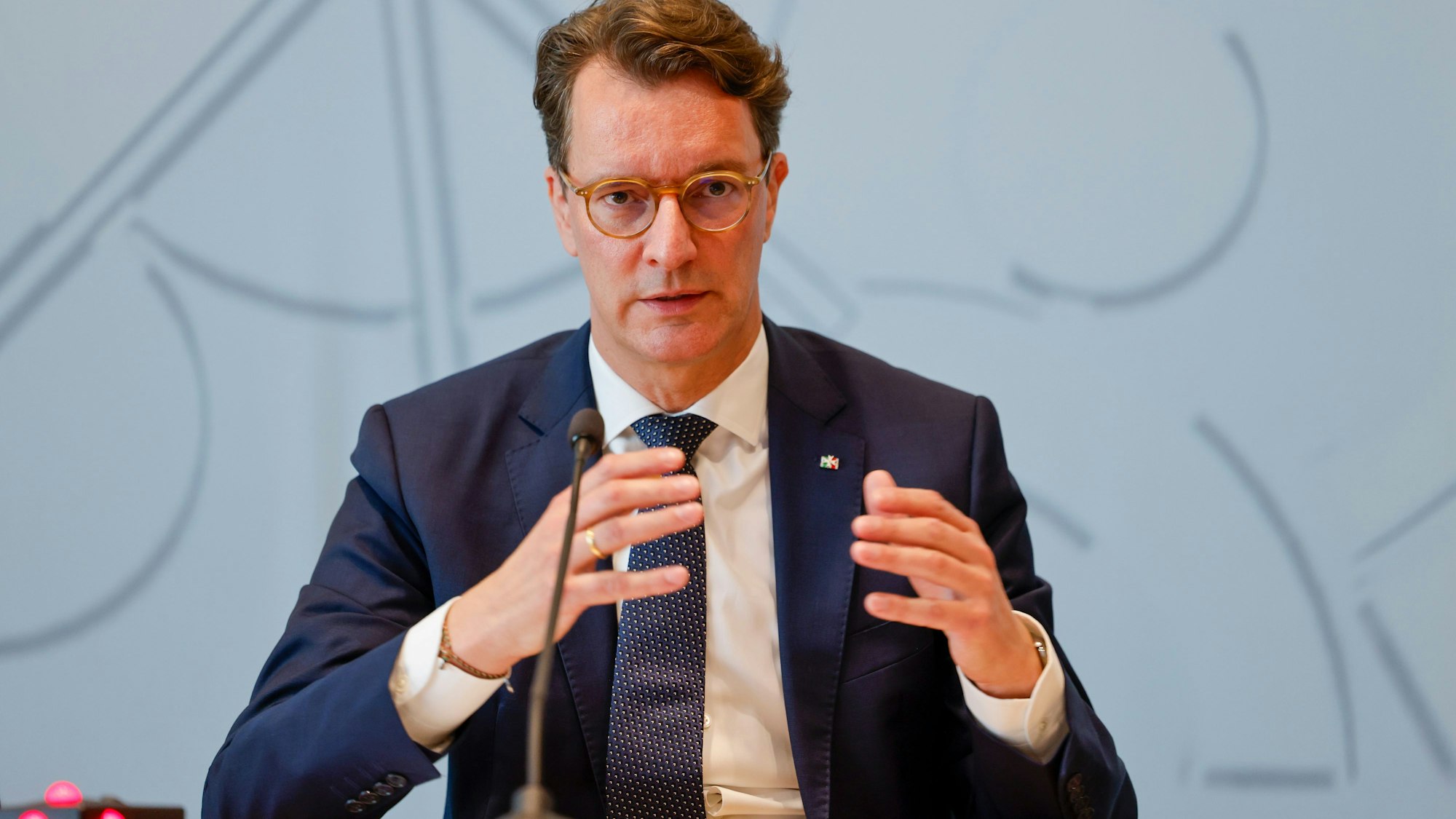 NRW-Ministerpräsident Hendrik Wüst (CDU) bei einem Vortrag.