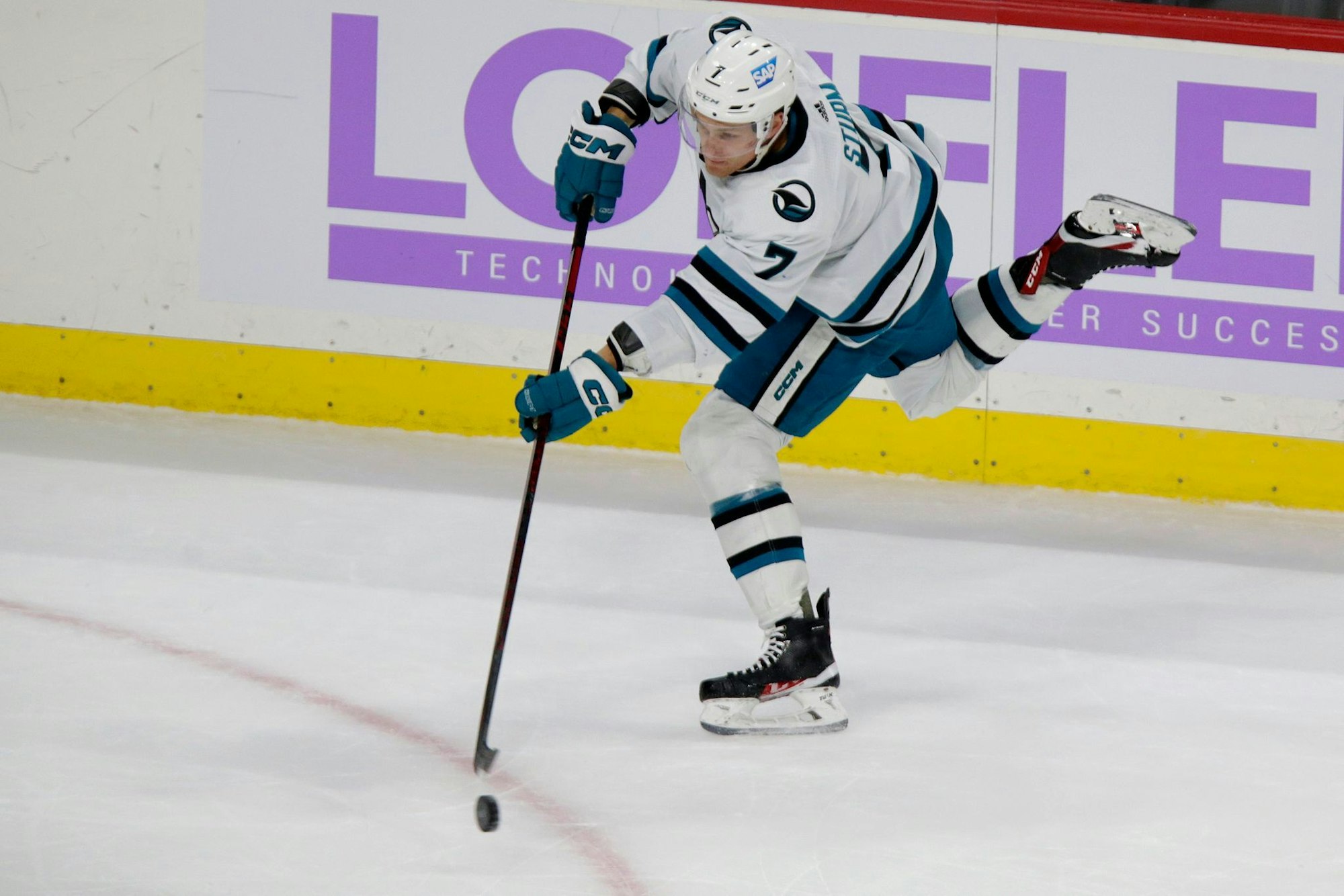 Spielt in der kommenden Saison wieder im Trikot der Minnesota Wild: Nico Sturm. (Archivbild)