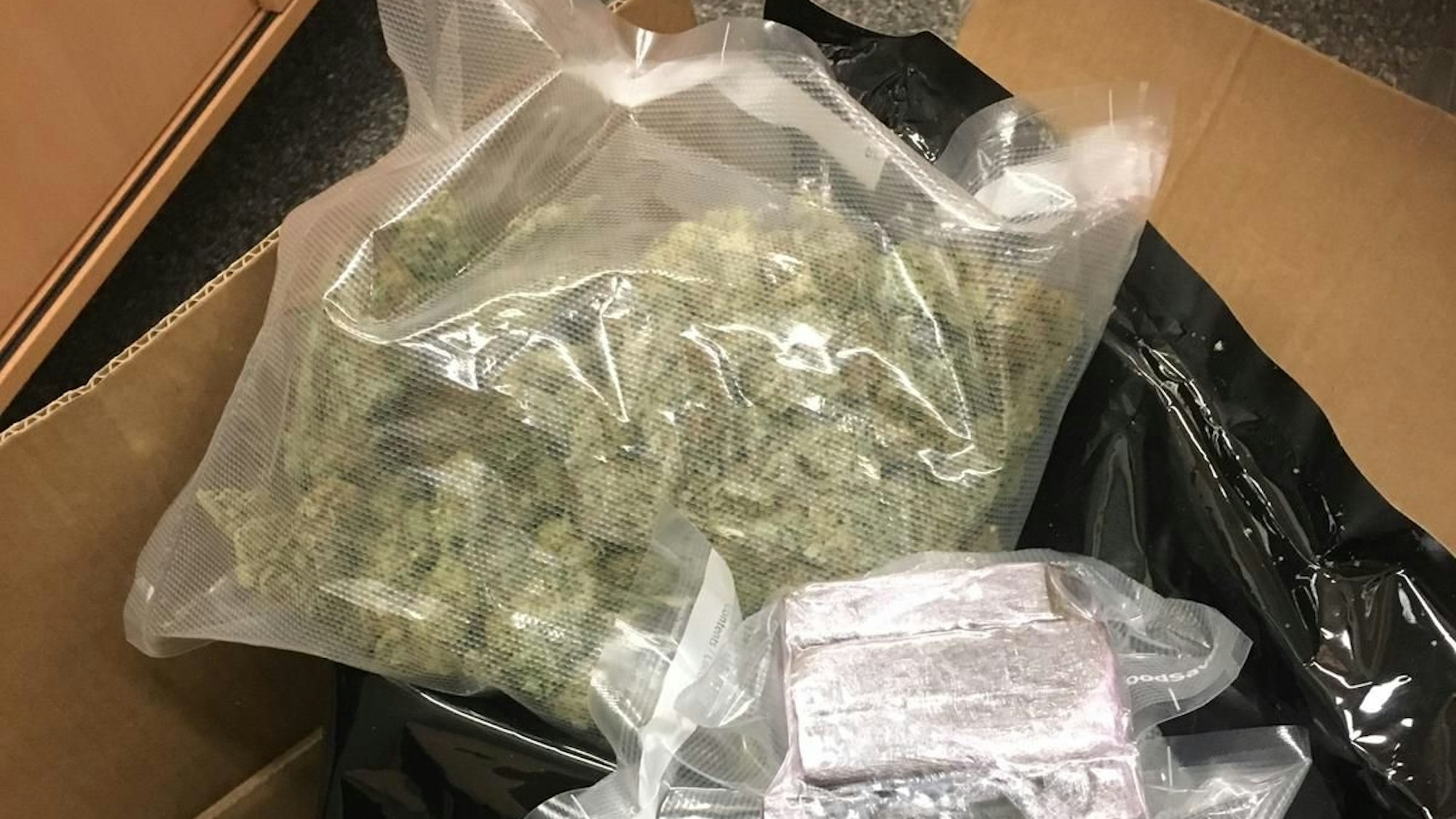 Marihuana und Haschisch in Paketsendung