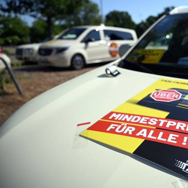 Hunderte Taxifahrer demonstrierten in Düsseldorf.