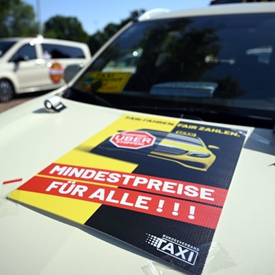 Hunderte Taxifahrer demonstrierten in Düsseldorf.