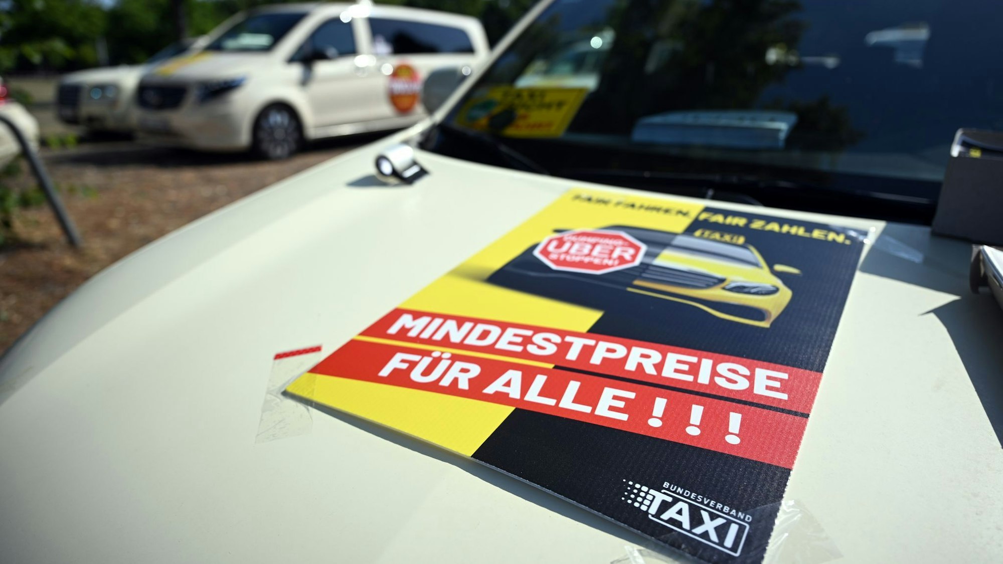 Hunderte Taxifahrer demonstrierten in Düsseldorf.