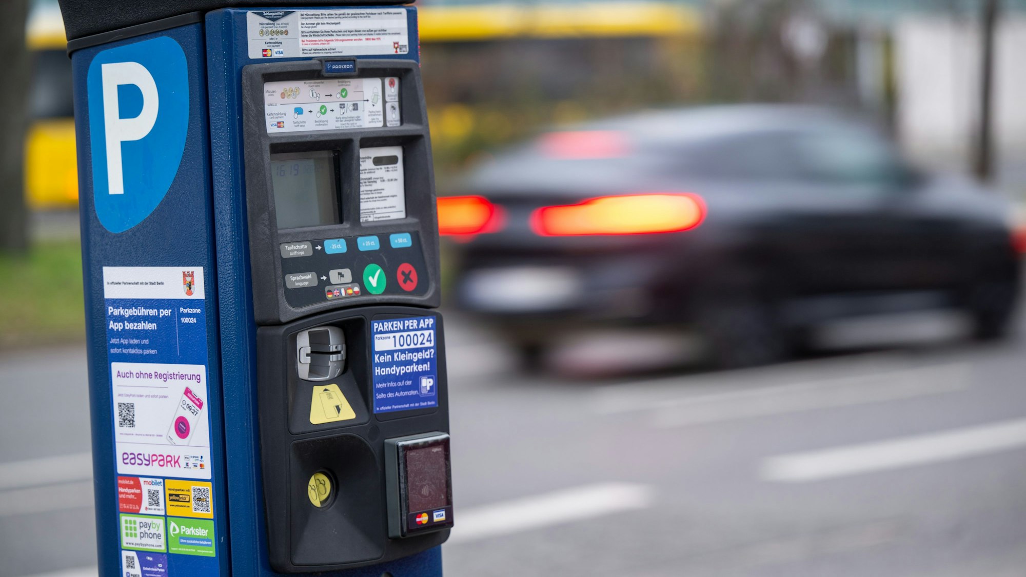 Warnung vor gefälschten QR-Codes an Berliner Parkautomaten.(Archivbild)