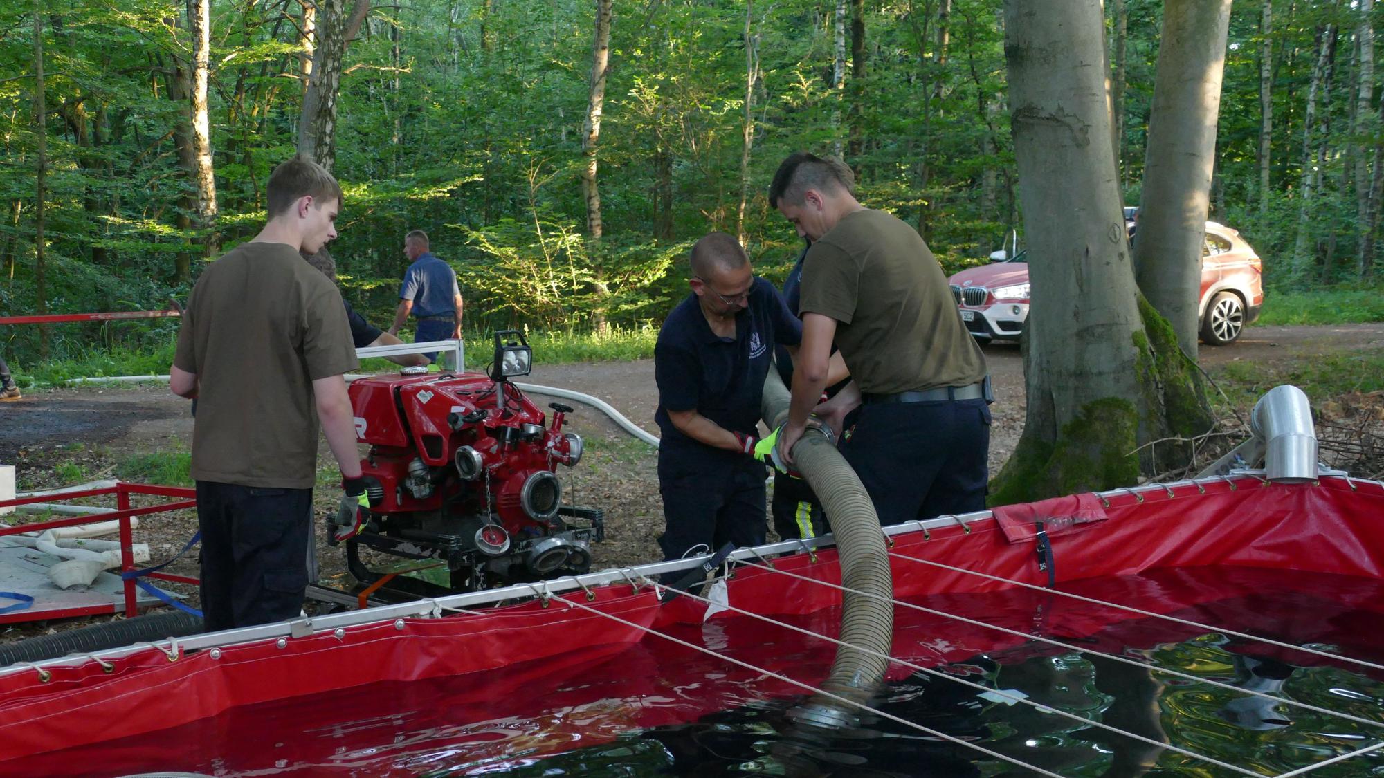 Die Feuerwehr baute mobile Becken auf, aus denen das Wasser zu den Schläuchen gepumpt wird.