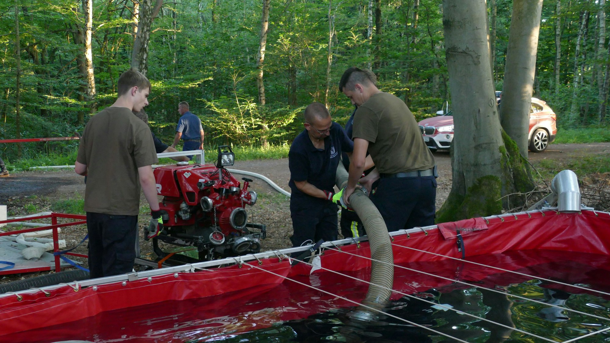 Die Feuerwehr baute mobile Becken auf, aus denen das Wasser zu den Schläuchen gepumpt wird.