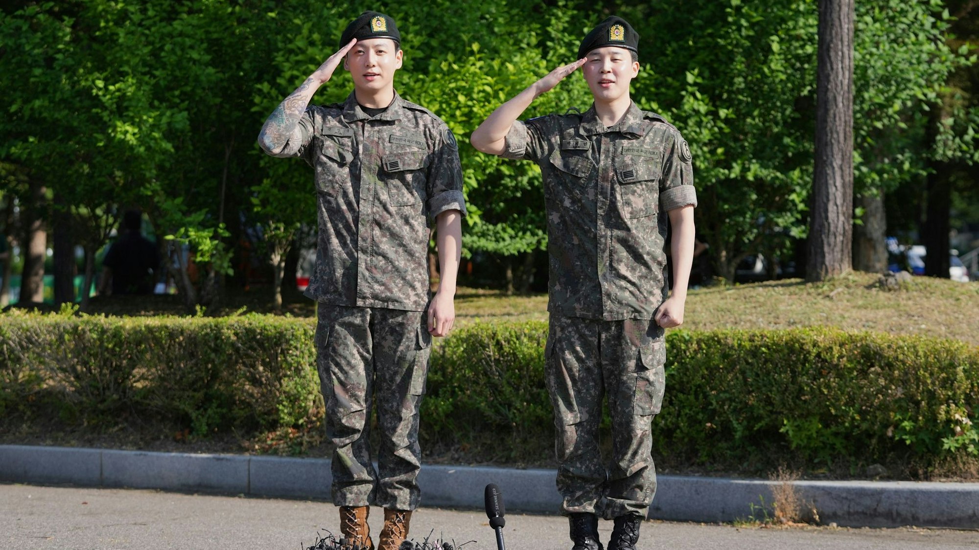 Jung Kook und Jimin (rechts) salutieren im Juni nach ihrer Entlassung aus dem Militärdienst. (Archivbild)