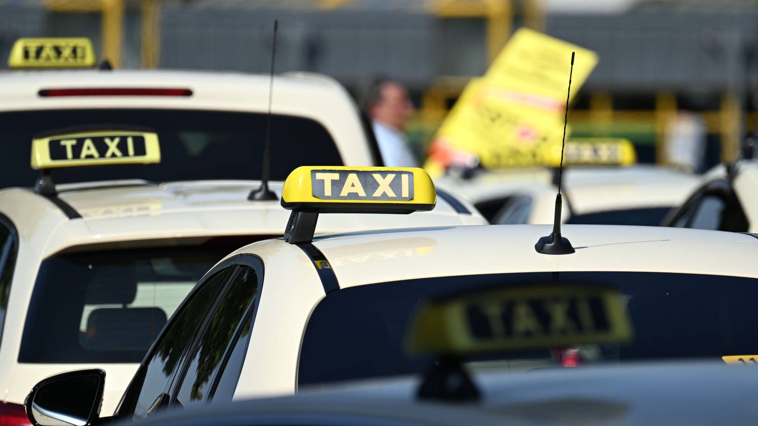 02.07.2025, Nordrhein-Westfalen, Düsseldorf: Taxis stehen auf einem Messe-Parkplatz um sich zu einem Autokorso zu sammeln.