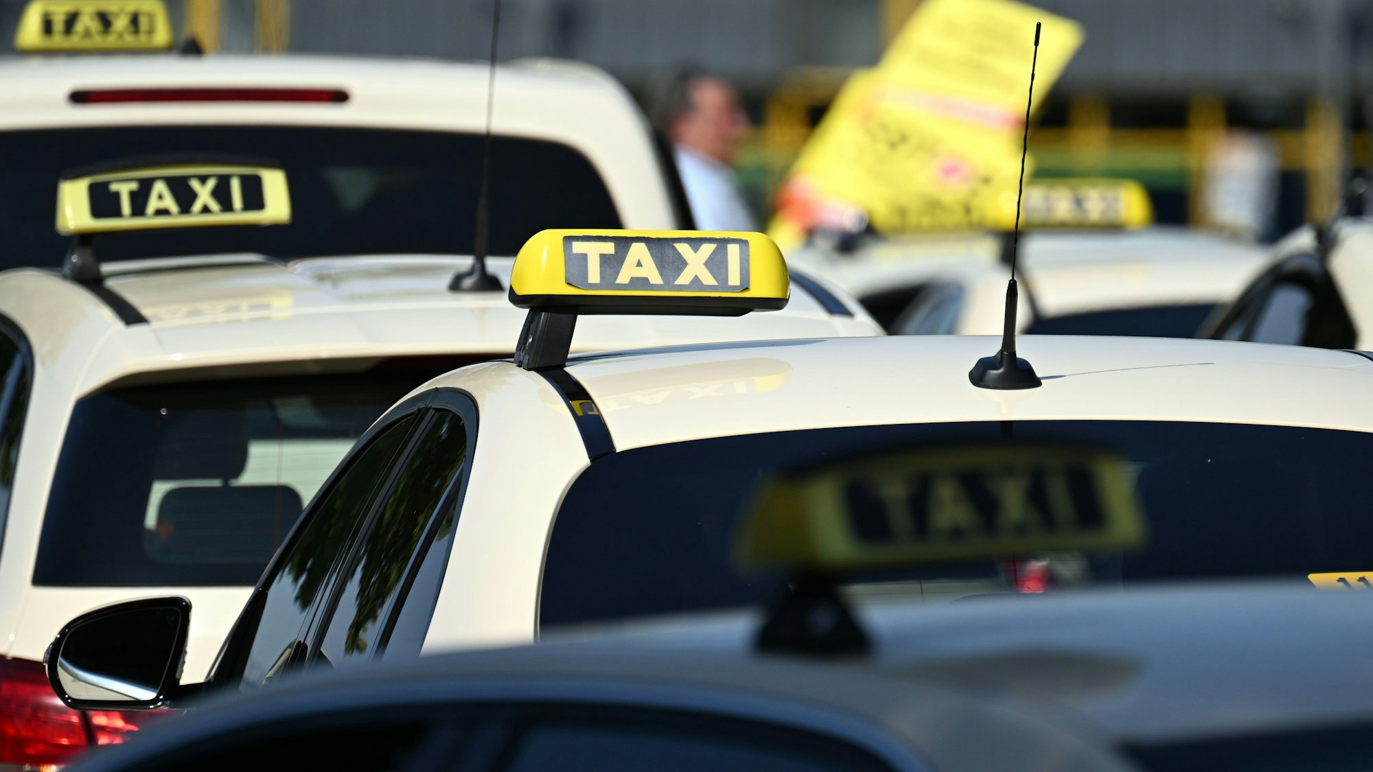 02.07.2025, Nordrhein-Westfalen, Düsseldorf: Taxis stehen auf einem Messe-Parkplatz um sich zu einem Autokorso zu sammeln.