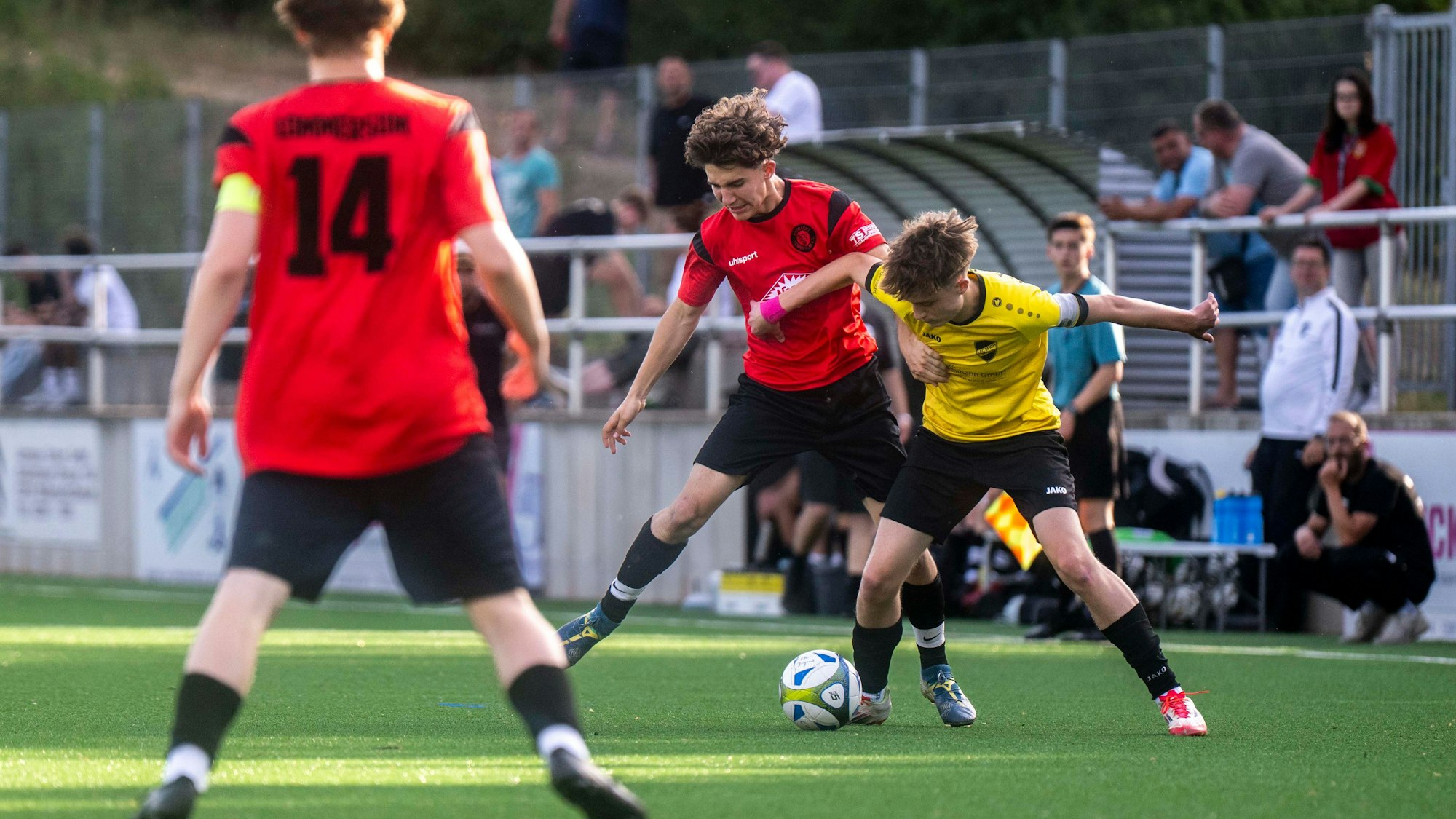 Das Bild zeigt eine Szene aus dem Hinspiel. Offensivspieler Drewniak setzt sich im Zweikampf durch.