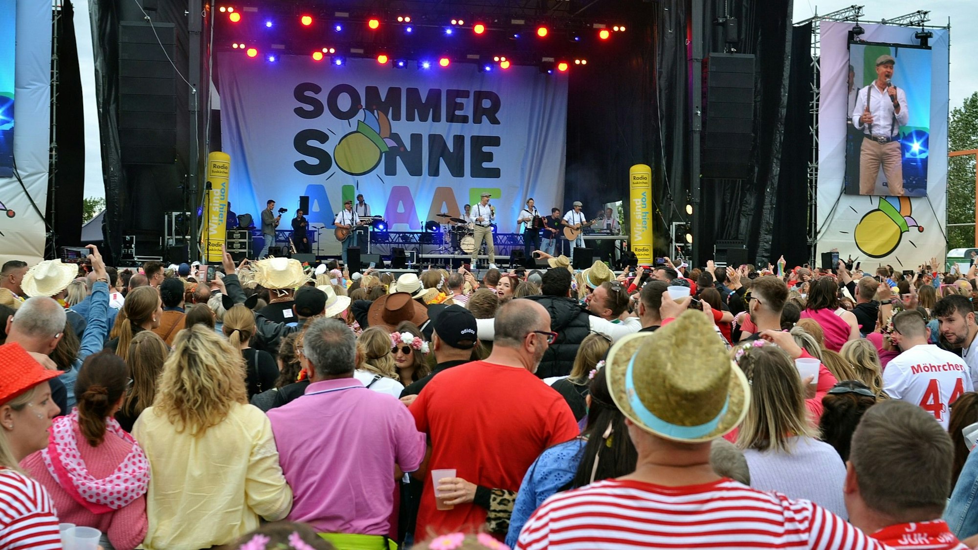 Im Sommer 2024 feiern zahlreiche Besuche vor der Bühne das Festival Sommer Sonne Alaaf in Zülpich.