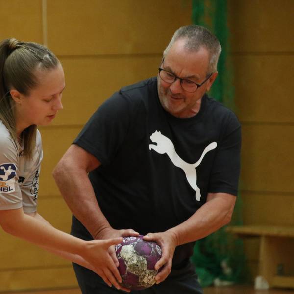 Das Bild zeigt Frank Laudien. In den Händen hält er einen Ball, nach dem auch die Frau neben ihm greift.