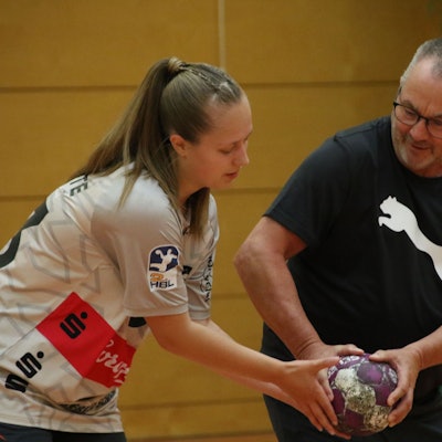Das Bild zeigt Frank Laudien. In den Händen hält er einen Ball, nach dem auch die Frau neben ihm greift.