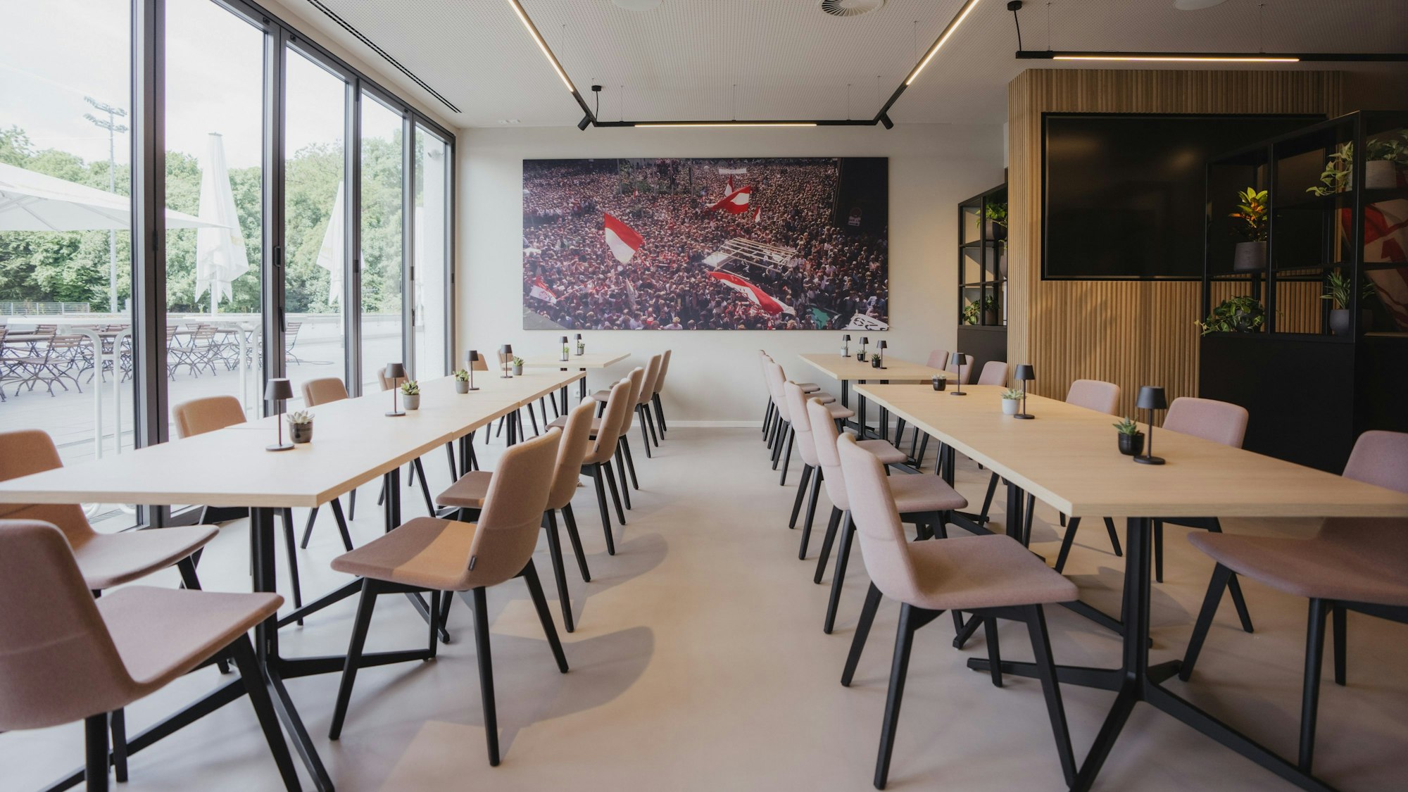 Gedeckte Töne dominieren in der neuen Geißbockheim-Gastronomie.