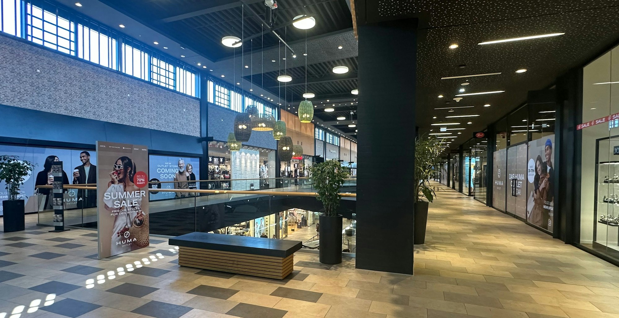 Gemütlich ist anders: Eine Sitzbank in der Outletebene des Huma.